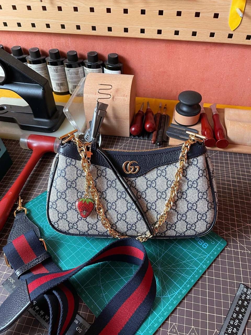 🔘gg ophidia系列小号手袋 草莓圣诞款（天花板级别） 无论你是怎么样的妹纸，想必都有一短小小的时光，总是想被草莓的东西包围着吧！ 今年圣诞款是甜蜜的风格，草莓的色调已经疯狂流行起来了。正厂意大利marbella pellami进口皮，佛罗伦萨顶级的制皮工艺，行业标杆业界翘楚领头四大门派，拿手的猪皮纹有各式各样的软度，所以有些时候真的要好好对皮跟颜色，好皮不是天天有，配上同等做工，打造唯美的气质，优秀得很勒。🤩🎀 尺寸：25x15x6cm 🔍款号：735132