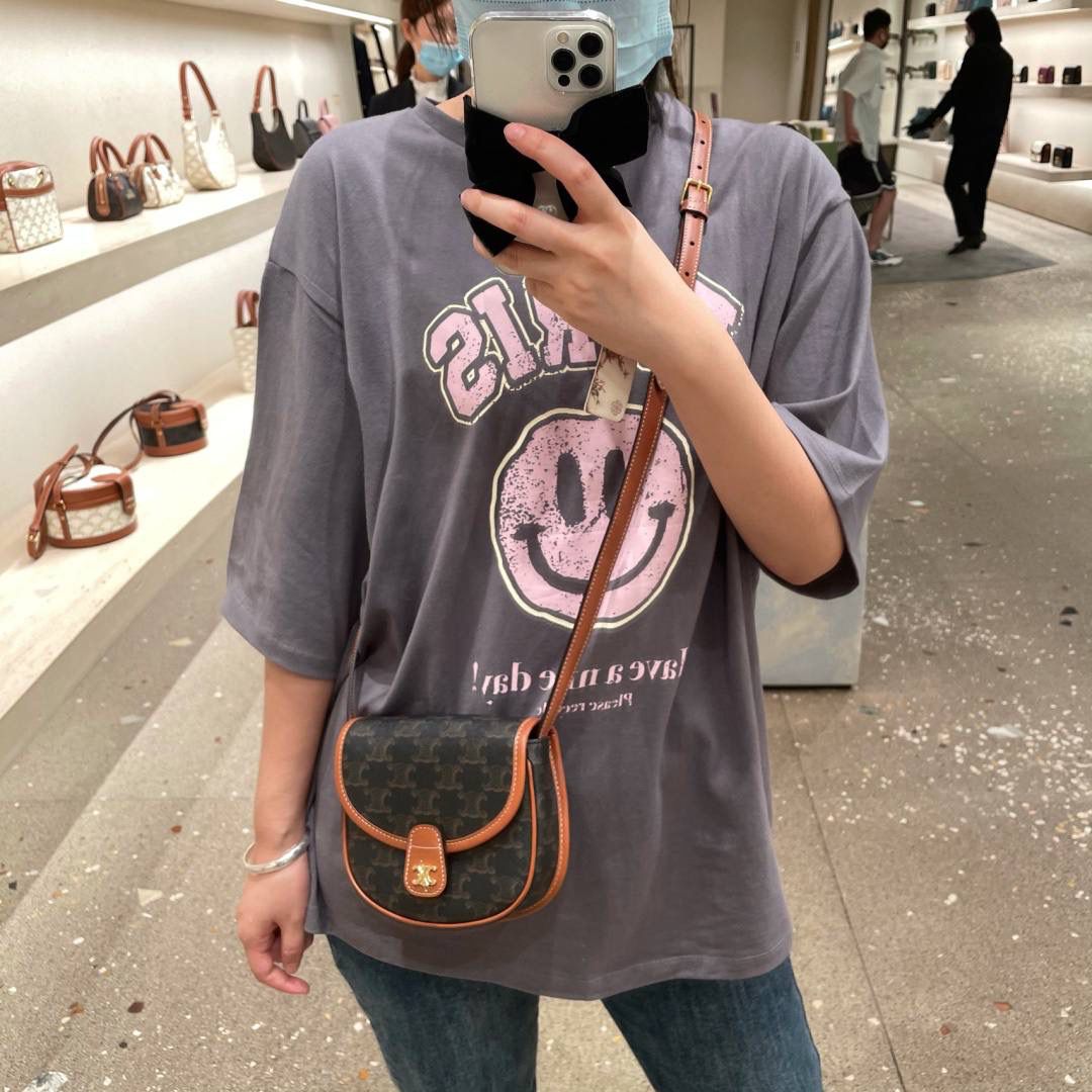 🔥大货实拍图 𝗖𝗘𝗟𝗜𝗡𝗘♥𝗧𝗥𝗜𝗢𝗠𝗣𝗛𝗘 𝗖𝗔𝗡𝗩𝗔𝗦 𝗕𝗘𝗦𝗔𝗖𝗘 嗨～复古老花yyds新草报道～圆滚滚的小马鞍很是讨喜🤩～ 型号：196702 尺寸：15*11*4cm 关于放手机这个问题，iphone 12 pro妥妥的放得下哦！还可以再放下卡包钥匙！话说现在姐妹们的手机大多都是捏在手上的吧😂所以更不成问题啦～