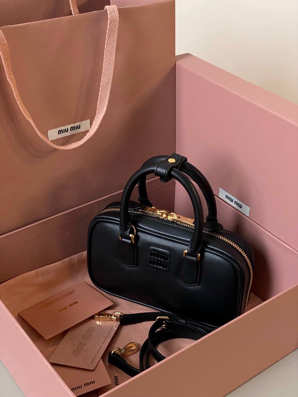 🈶黑色，迷你 𝗠𝗶𝘂𝗠𝗶𝘂保龄球，大爆款 新尺寸也太可爱了！ 喜欢小包的姐妹这只必买！它要比小号小一些也窄一些 就巴掌大小，但容量还挺大的 装俩部手机都绰绰有余，日常够用 肩带长短也很ok，手拎斜挎都好看 反正放心冲就是了！拥有它，上班牛马的心情都会被治愈～ 迷你：19×10×5cm #F0011m 小号：22x10.5x7.5cm 大号：27x12x9cm