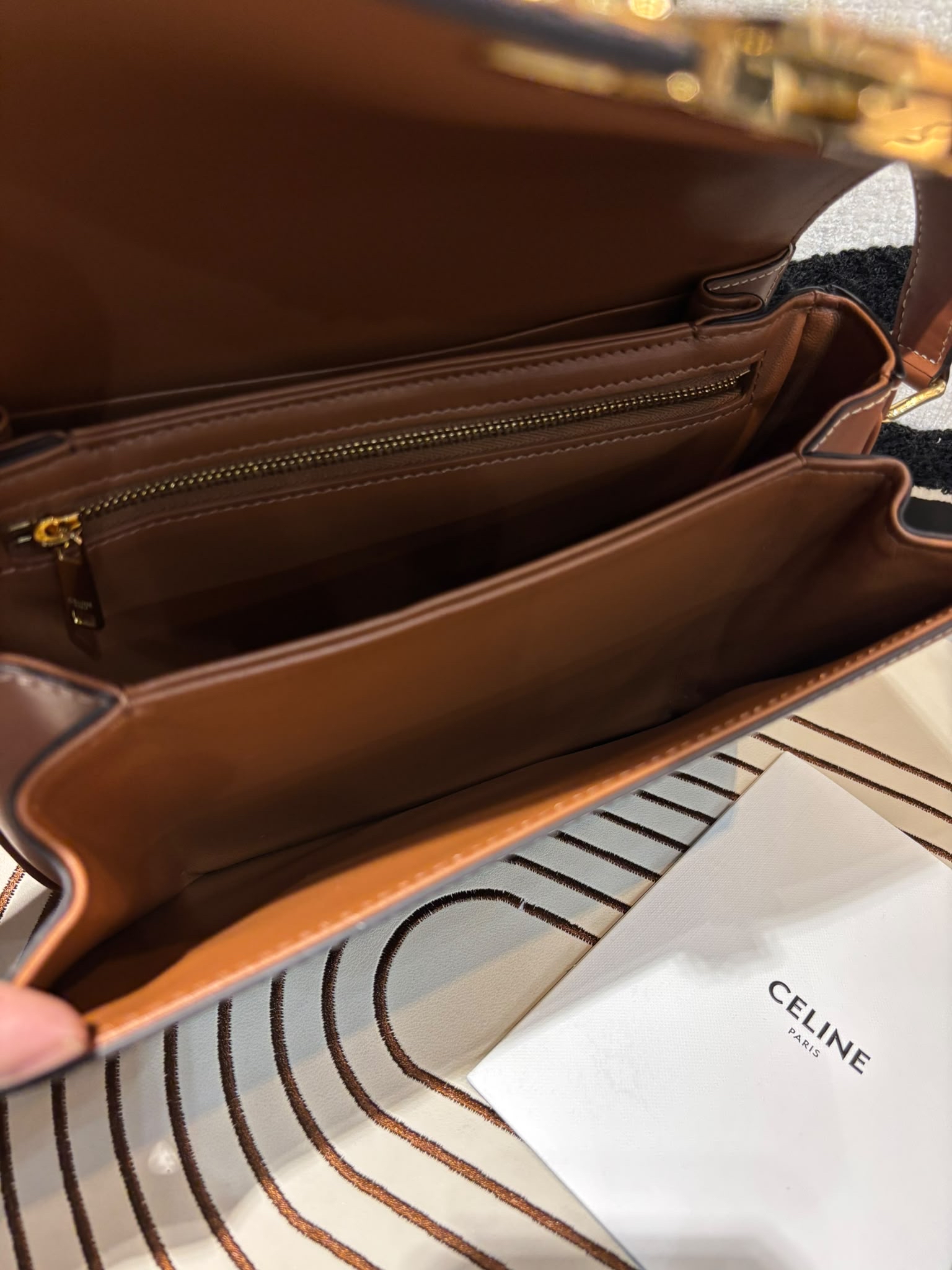 全新 Celine TRIOMPHE classic medium, 凱旋門金扣box,100%Authentic,brand new 全新 ✅專門店收據✅Dust bag ✅Box