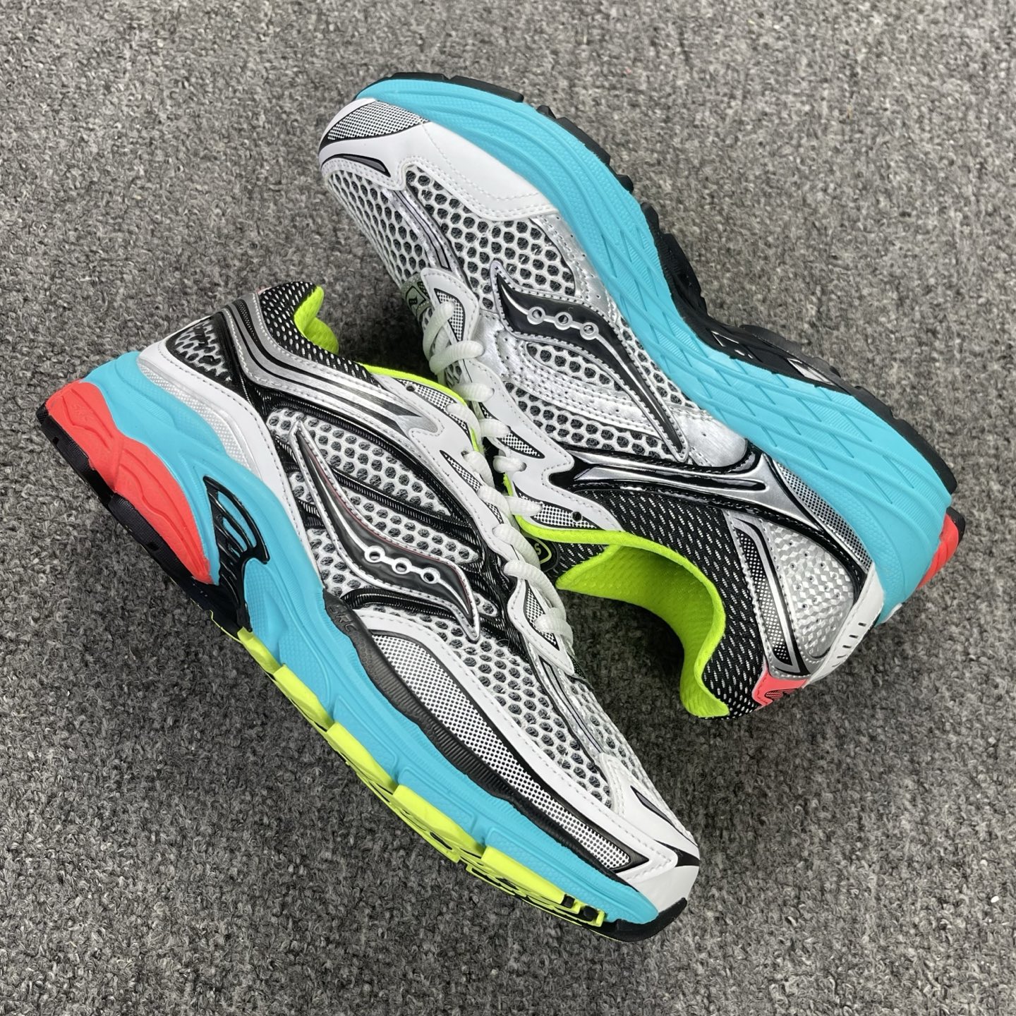 Saucony ProGrid Omni 9