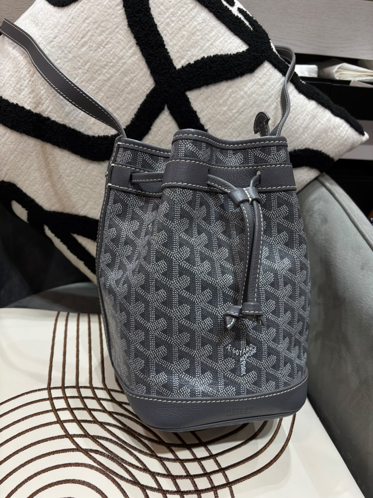 Goyard Petit flot Bucket Bag grey  100%Authentic, 98%new ✅收據✅booklet ✅Dust bag 