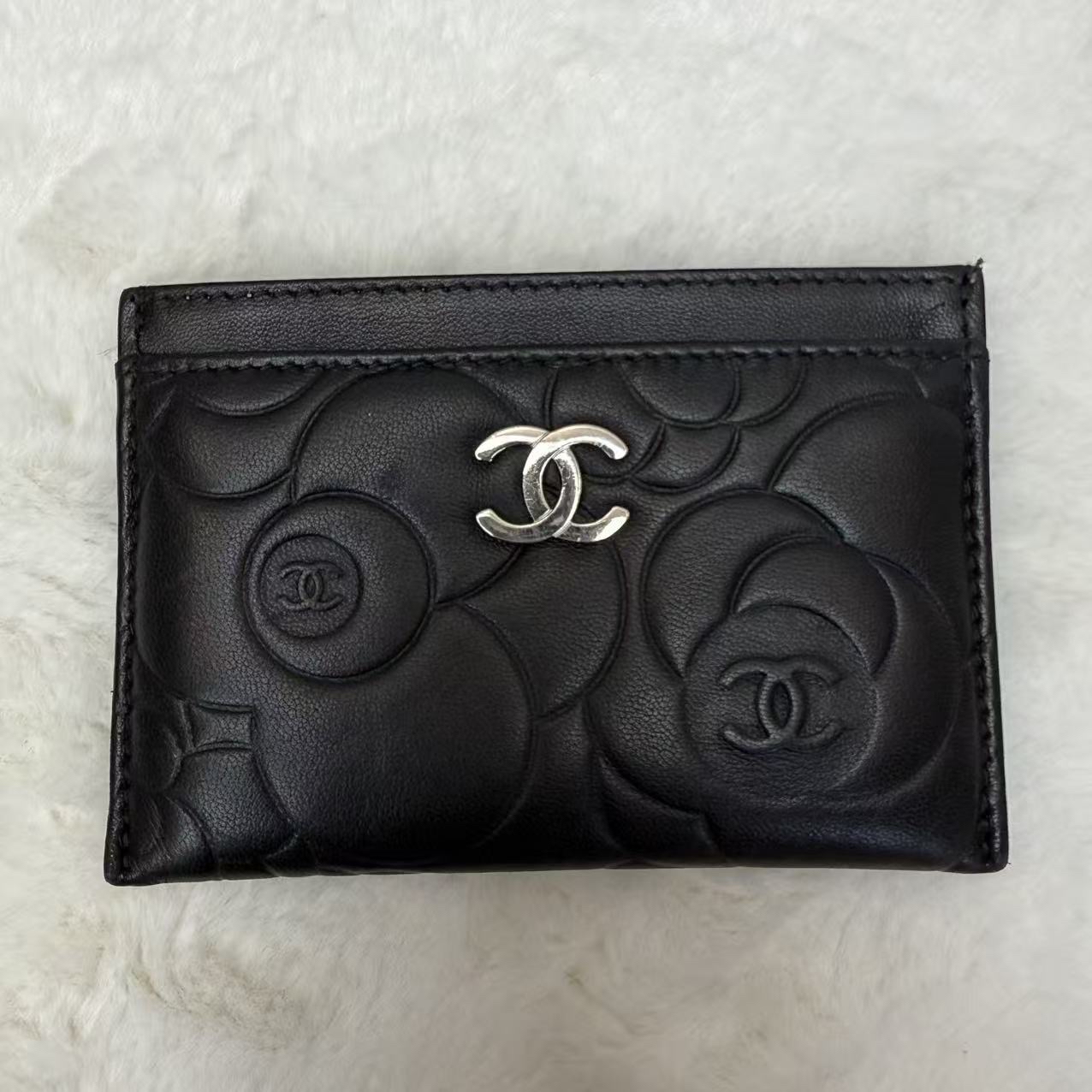 Chanel香奈兒卡包 山茶花系列錢包 單片橫版 黑銀羊皮 橫版 山茶花壓紋C Logo零錢包 男女同款