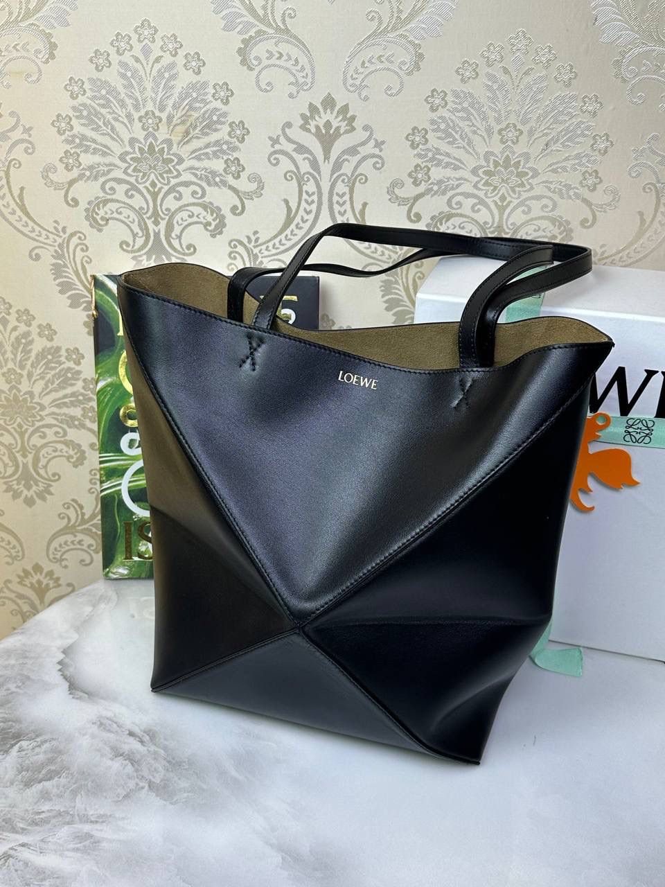 *中号𝐏𝐮𝐳𝐳𝐥𝐞 𝐅𝐨𝐥𝐝折叠手袋👜*（黑色） ——全新【𝗡𝗘𝗪】升级‼️ 延续经典𝙋𝙪𝙯𝙯𝙡𝙚的标志性几何裁剪设计，新晋顶流🅰️𝙋𝙪𝙯𝙯𝙡𝙚 𝙁𝙤𝙡𝙚 𝙏𝙤𝙩𝙚以折纸包为灵感，升级成🉑完全折叠‼️的结构，立体与平面任意切换，出差旅行🧳必备单品。小牛皮材质轻且柔软，𝐌𝐢𝐧𝐢尺寸搭配一条可拆卸式肩带，手提，肩背，斜挎多样化背法✨ 尺寸：𝟐𝟓.𝟓-𝟏𝟒.𝟓-𝟑𝟏.𝟓𝐜𝐦 款号：052316