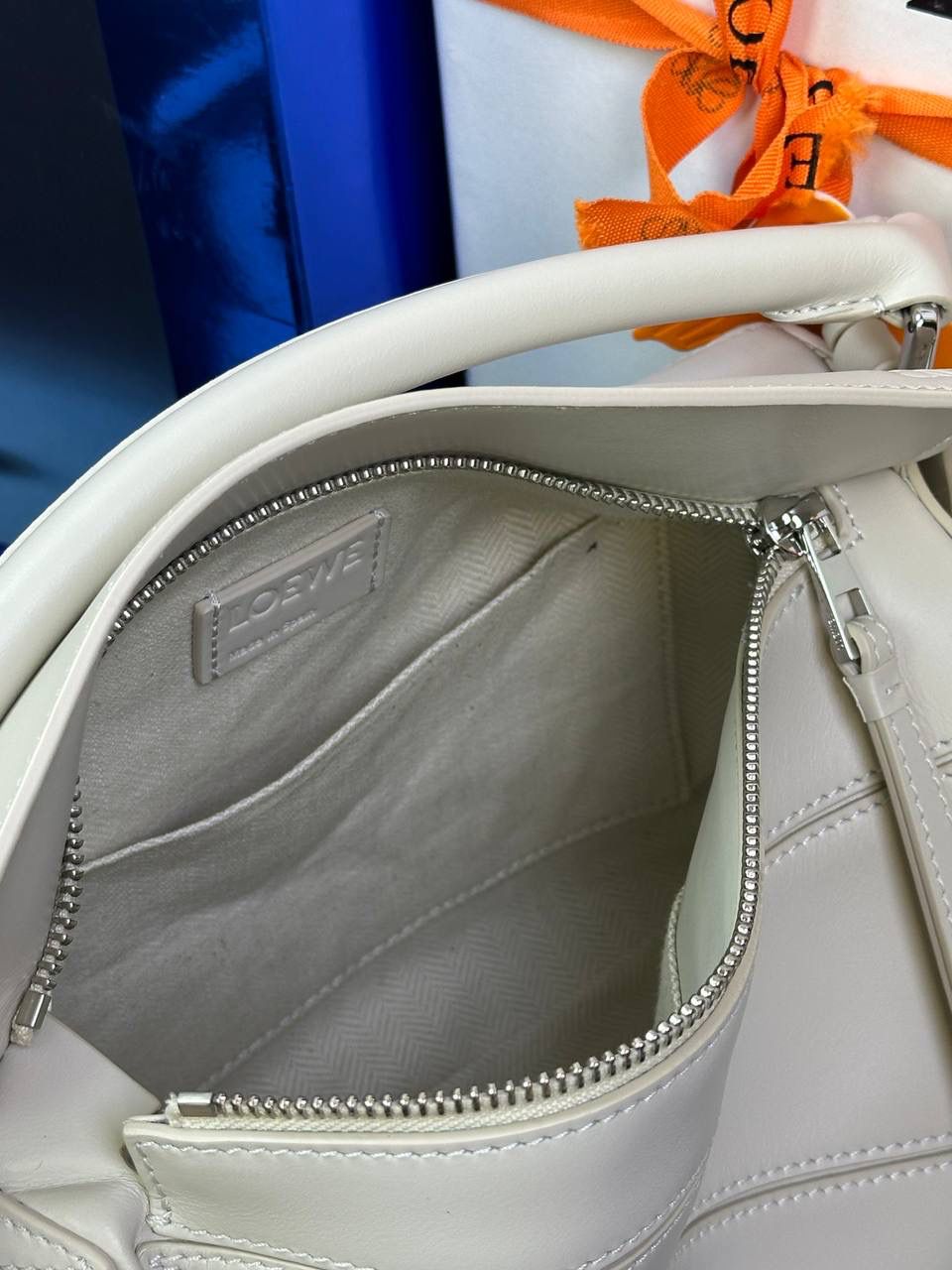 🅰️小号 𝗣𝘂𝘇𝘇𝗹𝗲最新版本❤️ ——（缎面/织带款） ✅经典拼图系列，不规则立体几何设计，最具辨识度的立体廓形和几何美学，顶级进口小牛皮搭配德国沙菲线，独家定制五金，𝗬𝗞𝗞拉链拉头 ✅容量超大，颜值高，四季百搭，新款自带可拆卸𝗟𝗢𝗘𝗪𝗘织带宽肩带‼️ 尺寸：𝟐𝟒-𝟏𝟎.𝟓-𝟏𝟔.𝟓𝐜𝐦 款号：061609织带款海盐白