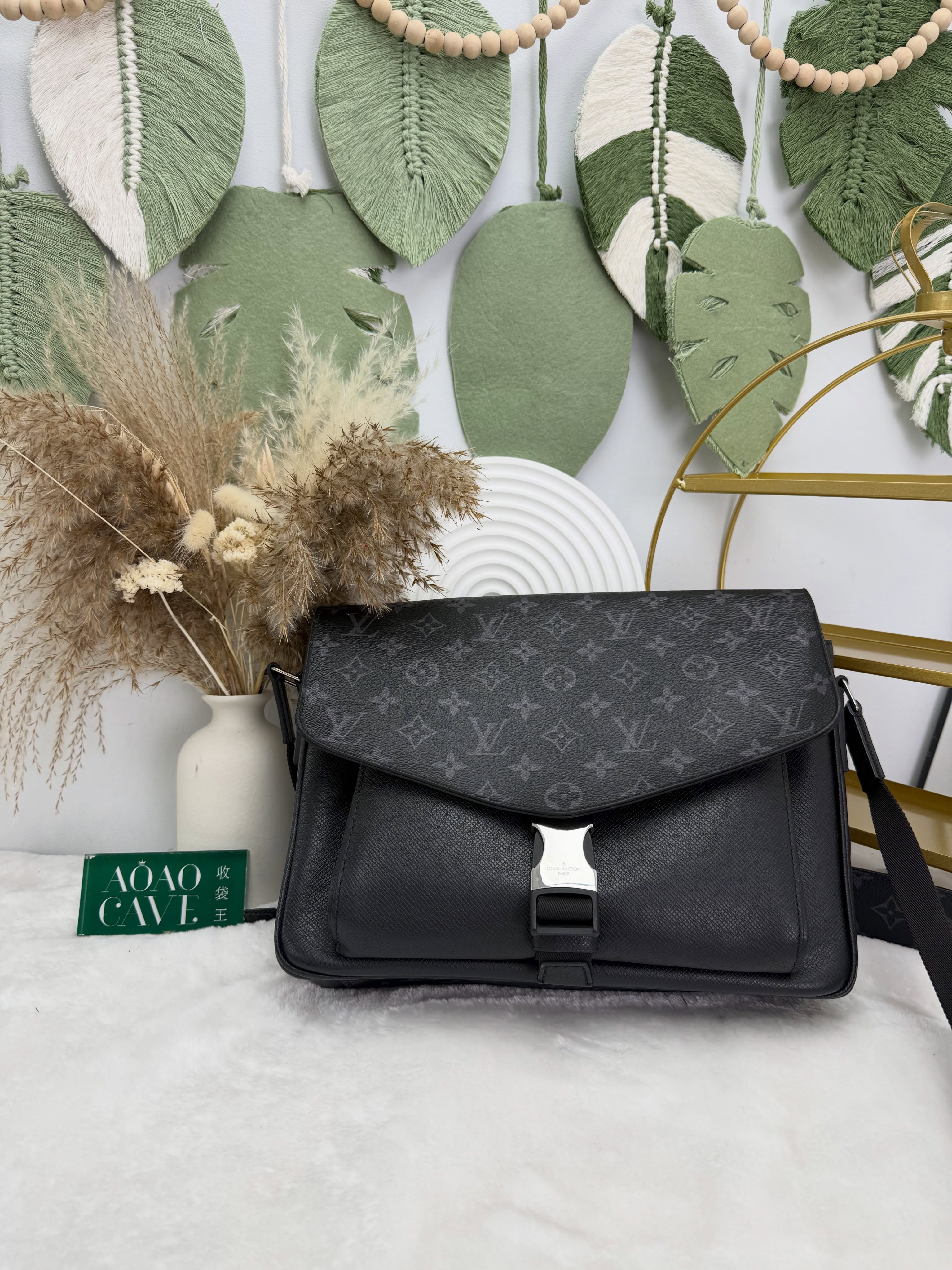 Lv👜 PRE OWNED 🛍️Taigarama黑花郵差包 🖤