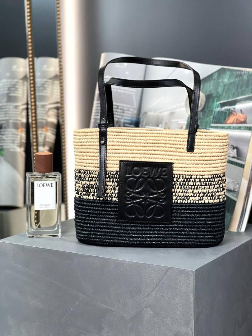 𝗟𝗼𝗲𝘄𝗲 𝗕𝗮𝘀𝗸𝗲𝘁手袋 面料：进口棕榈纤维/牛皮 编码：182006 颜色：渐变黑/白 尺寸：28*20*10cm （下单须知：‼️由于天然纤维材料特别，带毛刺，日照时间长短不同，颜色会略有变化，纯手工制作，每个包的尺寸也会所不同‼️） 这款菜篮子做工比之前愈加细腻，背上不会显得笨拙,反而衬得小巧精致、时尚清新,草编与小牛皮的搭配,更显随性自然。 🏷️小Tips：防尘袋可放内里做内胆收纳包使用哦
