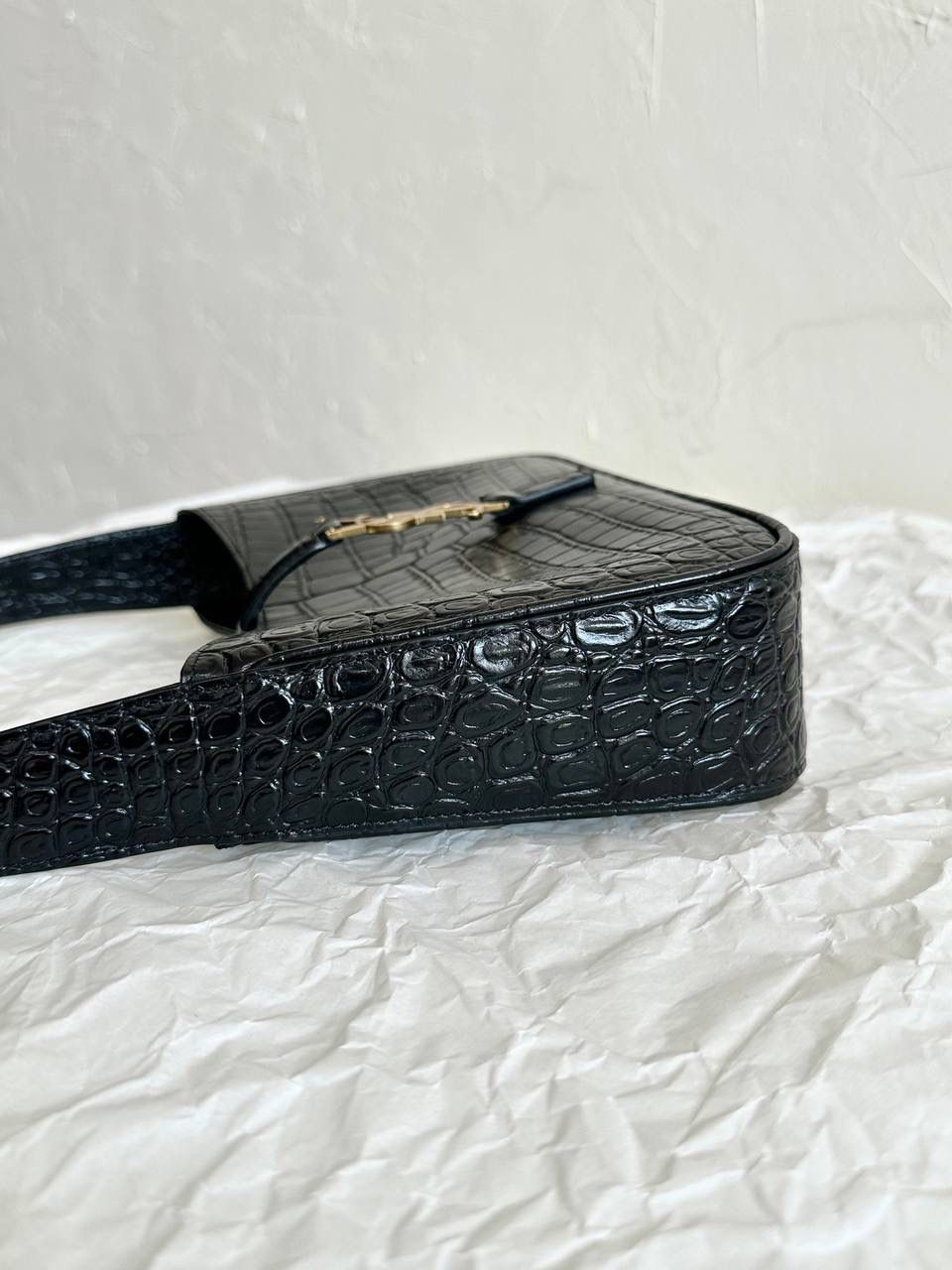 ys1 le5à7 光滑牛皮腋下包鳄鱼纹🐊 没找到他们家出的包包越来越极简主义 线条流畅，没有一丝一毫多余的废话 包身正面的一个logo说明一切 能留下来的都是这种简单款 日常最好搭配的也是这种 头层牛皮不仅光滑 皮感摸起来还有一点点韧度 内里搭配了我最爱的麂皮 真的是里里外外都非常打动人🖤 我的私心强推！ 23×16×6.5cm651350m