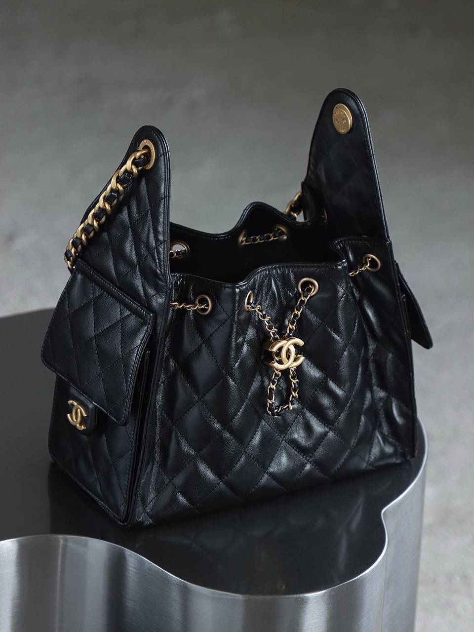 25BAG油蠟牛皮 小號鑒定版👜 一包一碼 支持全球鑒定查驗身份證原廠專G 蒙塔貝拉皮料過關清單資料可査詢 油臘牛皮更有慵懶鬆弛的調性！ 25BAG的設計源於對自由與不羈精神的鬆弛感，融入當下流行的嬉皮風格，賦予包包自由、不羈的氣質！一經問世，便稱為本季的包王！ 五金：厚镀24k复古金 皮料：蒙塔貝拉油蠟牛皮 尺寸：30*26*14cm