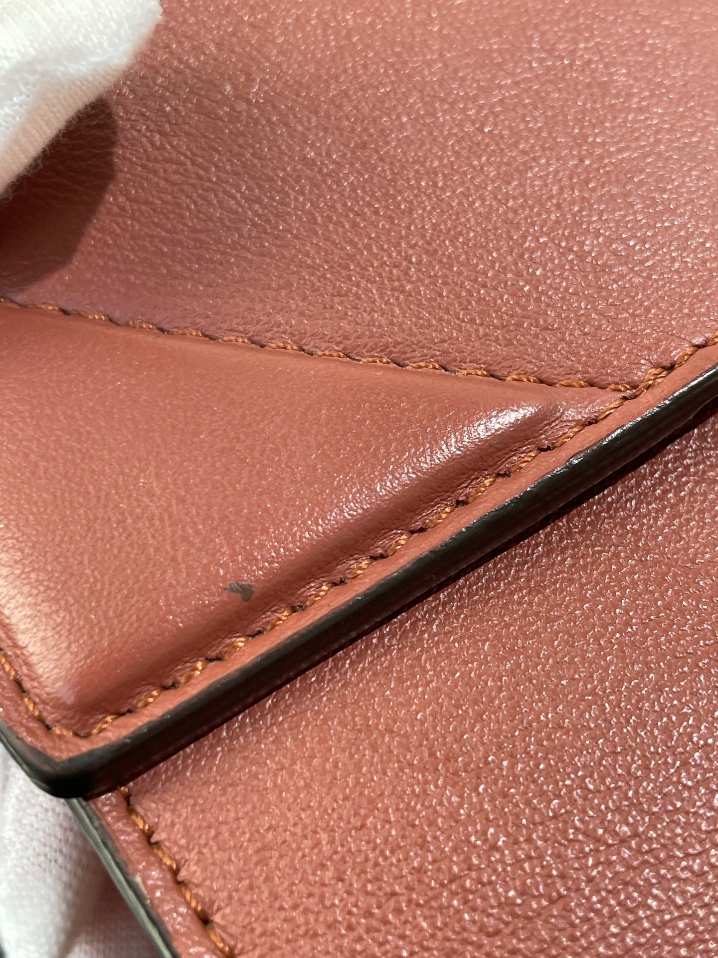 【預訂貨品】Fendi 豆沙色油蠟皮復古郵差包