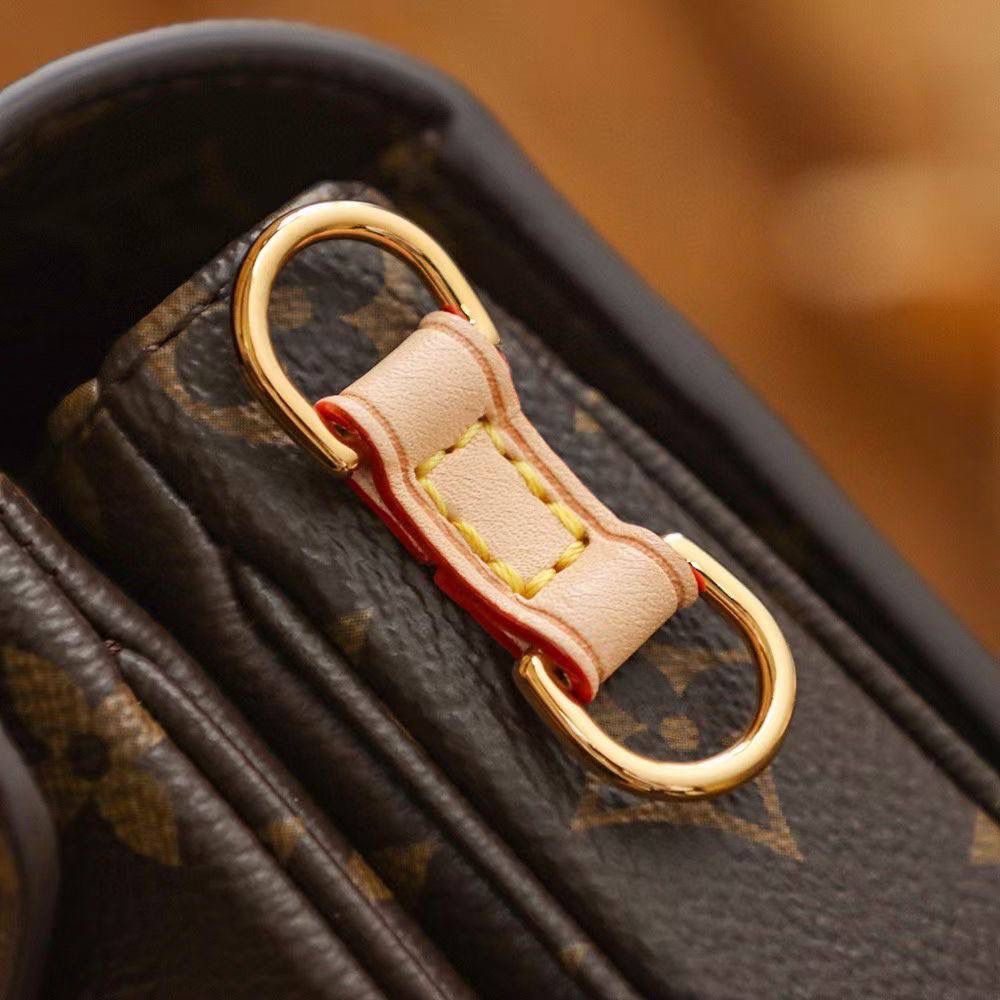 East West Métis 手袋👜✨ 采用时尚肩背书包造型，富有潮流感。小巧包身取材品牌 Monogram 帆布，配有别致的 S-lock 锁扣和时髦顶部手柄，抛光表面亮泽耀眼。功能多样，空间宽敞。尺寸21.5x6x13.5cm