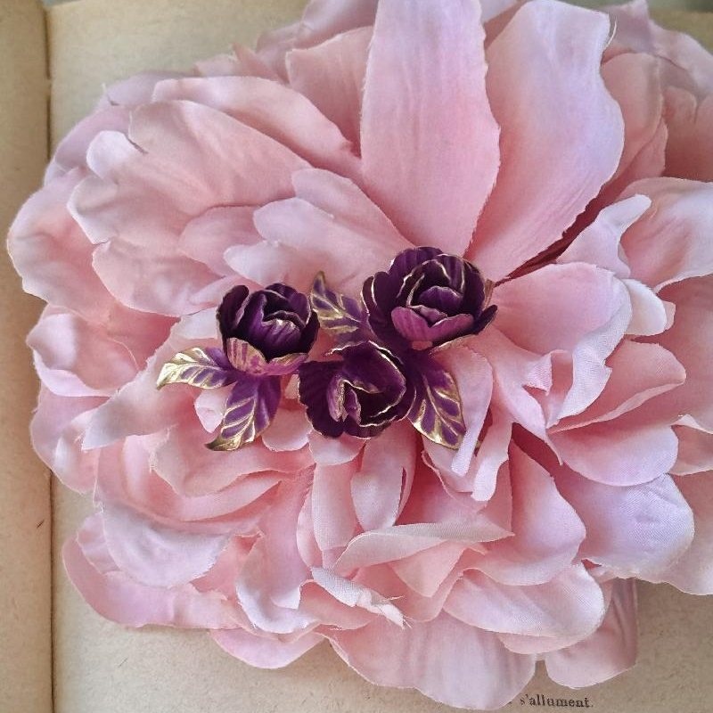 Vintage Mid-Century Austrian Hand-Painted Purple Floral Brooch (NZ106)