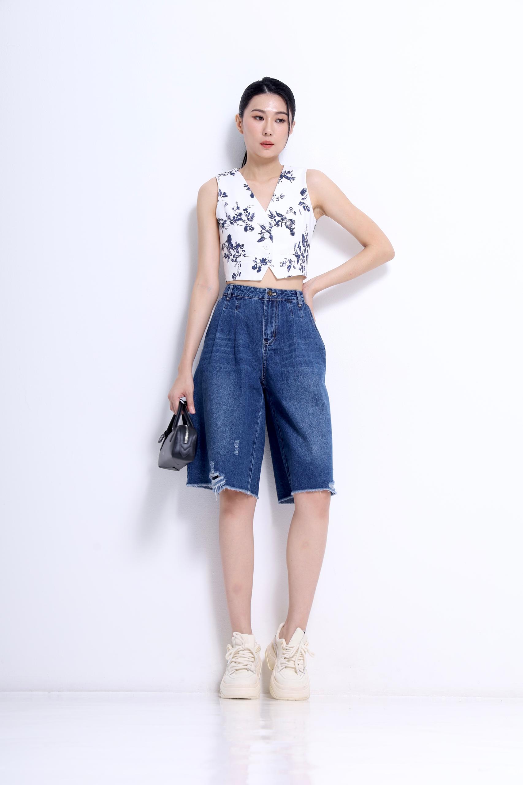 CP1658 BACK EMBD LOGO BERMUDA JEAN