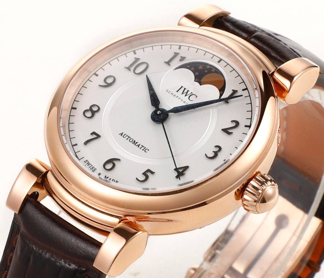 IWC达文西 IW459306 蓝色表盘配月相，好看又有氛围感，蓝色和月相搭配很协调。 这款达文西是复古经典设计，表盘干净清楚，指针是剑形，表冠是圆拱形，表耳可活动，戴着手腕更舒服。 表底刻有“生命之花”图案，是重叠圆环的几何样式。 表径36mm，精钢表壳，自动机械机芯，带中央停秒、月相显示，表底有特殊雕刻。 防水30米，动力储存42小时。 整体简约大方，细节精致，很适合成熟优雅的女生佩戴❤️