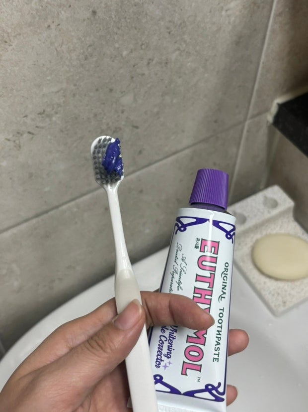 韓國 EUTHYMOL X HUNTER 紫色美白牙膏 2支裝 + 送 微型背包吊飾 （顏色隨機）｜Whitening Purple Toothpaste