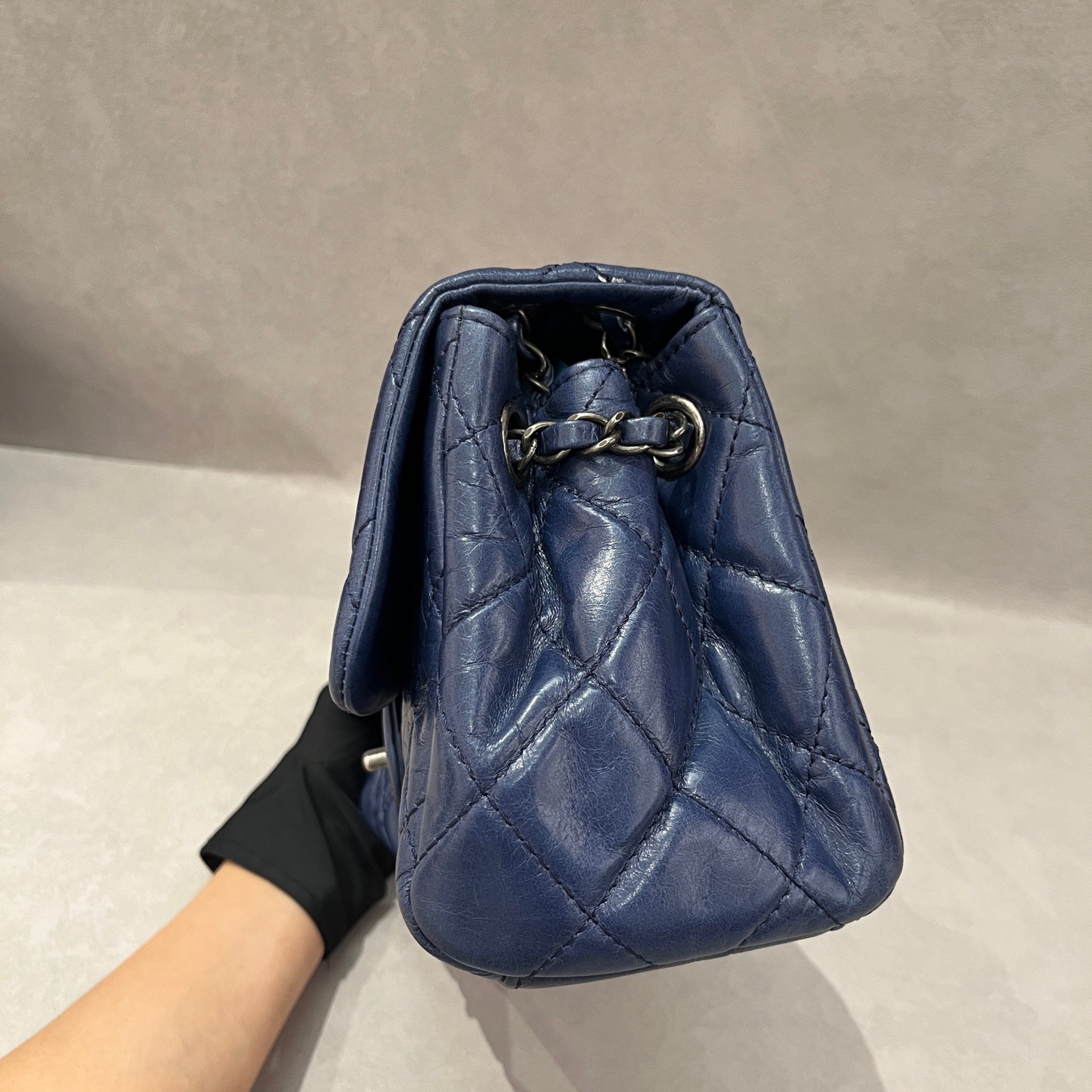 【預訂貨品】Chanel 15C油蠟皮深藍色斜孭袋