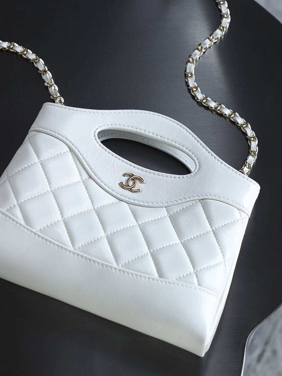 Nano 31Bag鑒定版👜 一包一碼 支持全球鑒定查驗身份證原廠專G Bonaudo皮料過關清單資料可査詢 夢中情包31bag nano超絕的仙女白色！ 更顯氣質和溫柔！ 人生總要有一隻仙女白的包包！ 31Bag nano更是時尚寵兒，實用與時尚的完美結合！ 五金：厚镀14k淡金 皮料：Bonaudo亮面小羊皮 尺寸：20*17.5*3.5cm