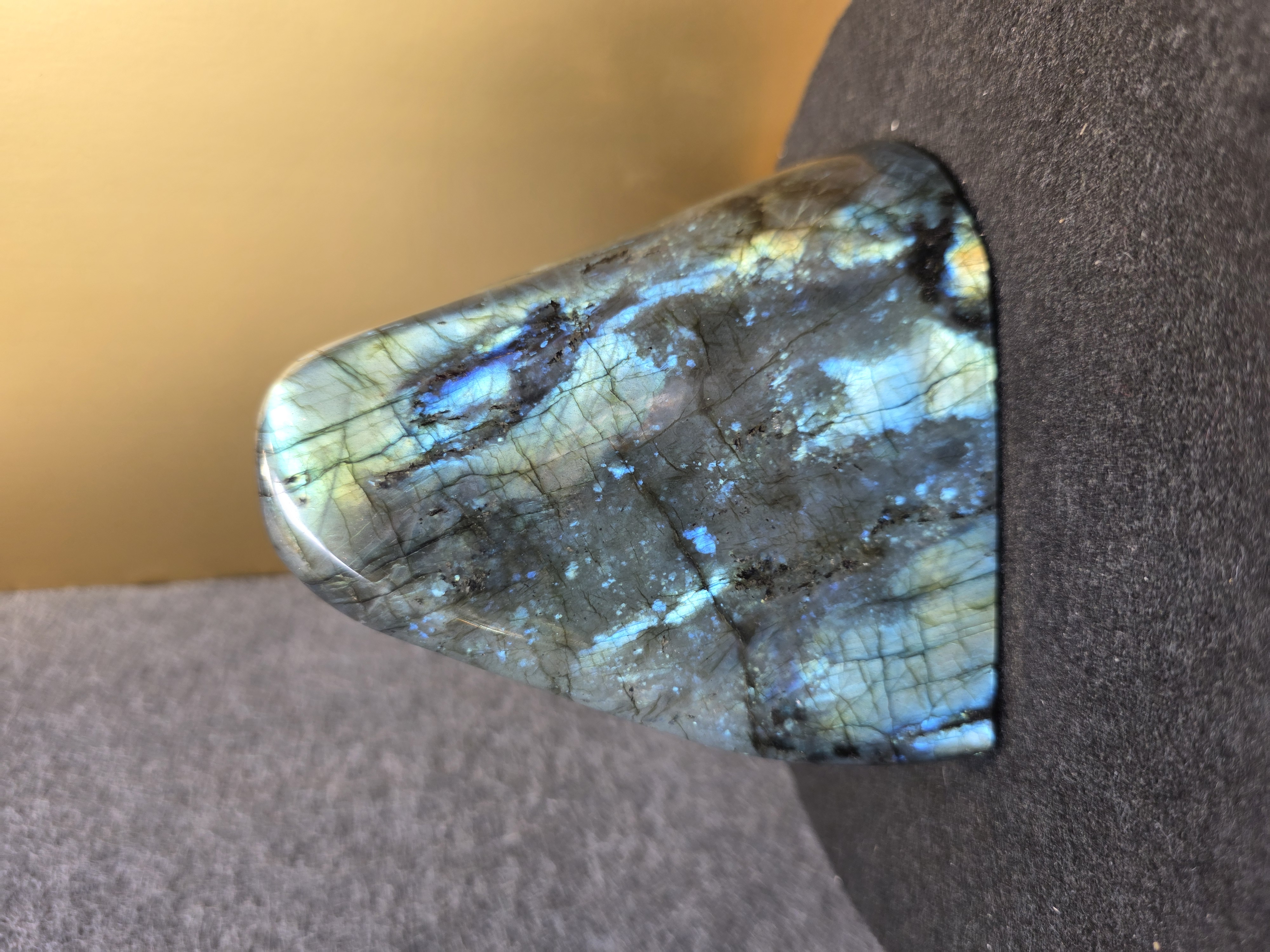 療癒創傷拉長原石(Labradorite)