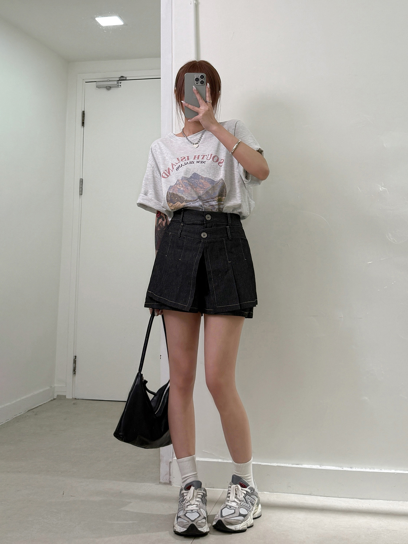 𝐋𝐞𝐚𝐭𝐡𝐞𝐫 𝐛𝐚𝐠 𝐰𝐢𝐭𝐡 𝐭𝐡𝐢𝐧 𝐬𝐭𝐫𝐚𝐩
