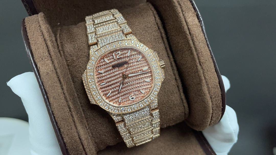 新品 重金打造经典时计——百达翡丽7118女士鹦鹉螺 满钻限量款 少量到货，限量供应（全身采用八心八箭天然奥宝水钻） 🉐️赠送价值💰288旅行便捷定制手表表盒 腕表:定制324 S自动一体上链机械机芯，中心大秒针 表盘:密镶钻，拥有286颗钻 表壳:密镶拥有518颗钻，拥有蓝宝石水晶透盖。防水系数30米。直径35.2mm 表链:采用拥有1729钻采用罕见的“不规则雪花镶钻”工艺，令腕表更添耀眼光彩，这项工艺需要将大小各异的钻镶嵌并固定到位，尽可能隐匿每颗钻之前的贵金属痕迹。 顶配鹦鹉螺7118满天星 目前算是最奢华的女款鹦鹉螺 应该没有人能拒绝了它了吧 雪花❄️镶钻全身 不仅是表盘，表带都是雪花镶钻总之一个字“闪”（白色为真空炉内白金，玫色为真空炉内纳米玫瑰金） 精品，欢迎表友品鉴！