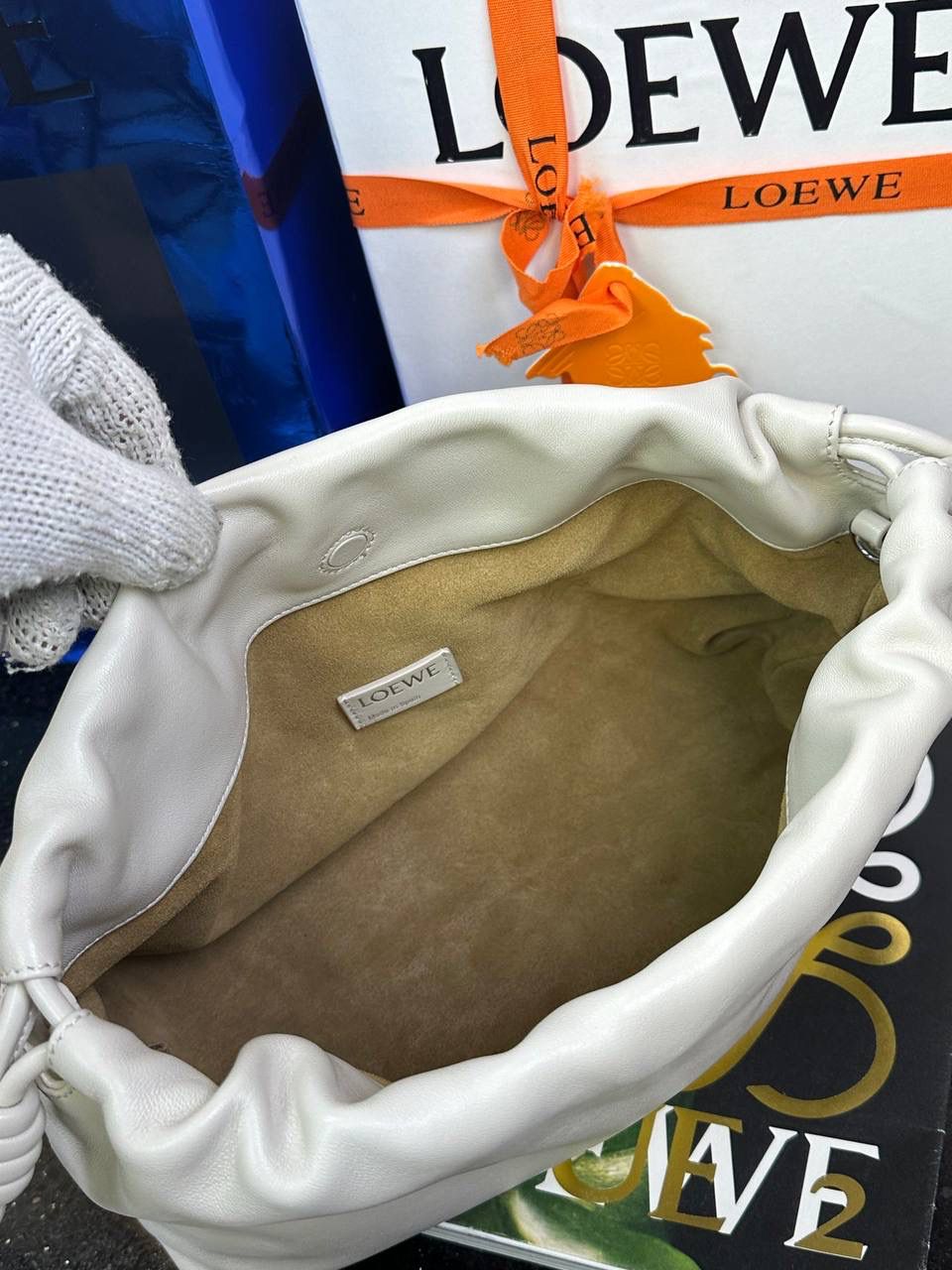 🎈中号链条款𝙁𝙡𝙖𝙢𝙚𝙣𝙘𝙤 𝙋𝙪𝙧𝙨𝙚羊皮 ——【海盐白】 尺寸：𝟯𝟬-𝟭𝟬.𝟓-𝟮𝟬𝐜𝐦 编码：012403 👉🏻延续福袋收缩绳褶皱设计，羊皮包身手感细腻柔软❤️ 👉🏻链条肩带➕皮肩带的双肩带设计，时尚百搭，给足了集美们多样化的选择。肩带可拆卸可调节，磁扣开合，正面烫金𝙇𝙤𝙜𝙤，呈现出高贵典雅的视觉感😍 👉🏻独家背景➕独家品质➕独家全套砖柜礼盒套装，市场高端品质皆在我手✌🏻