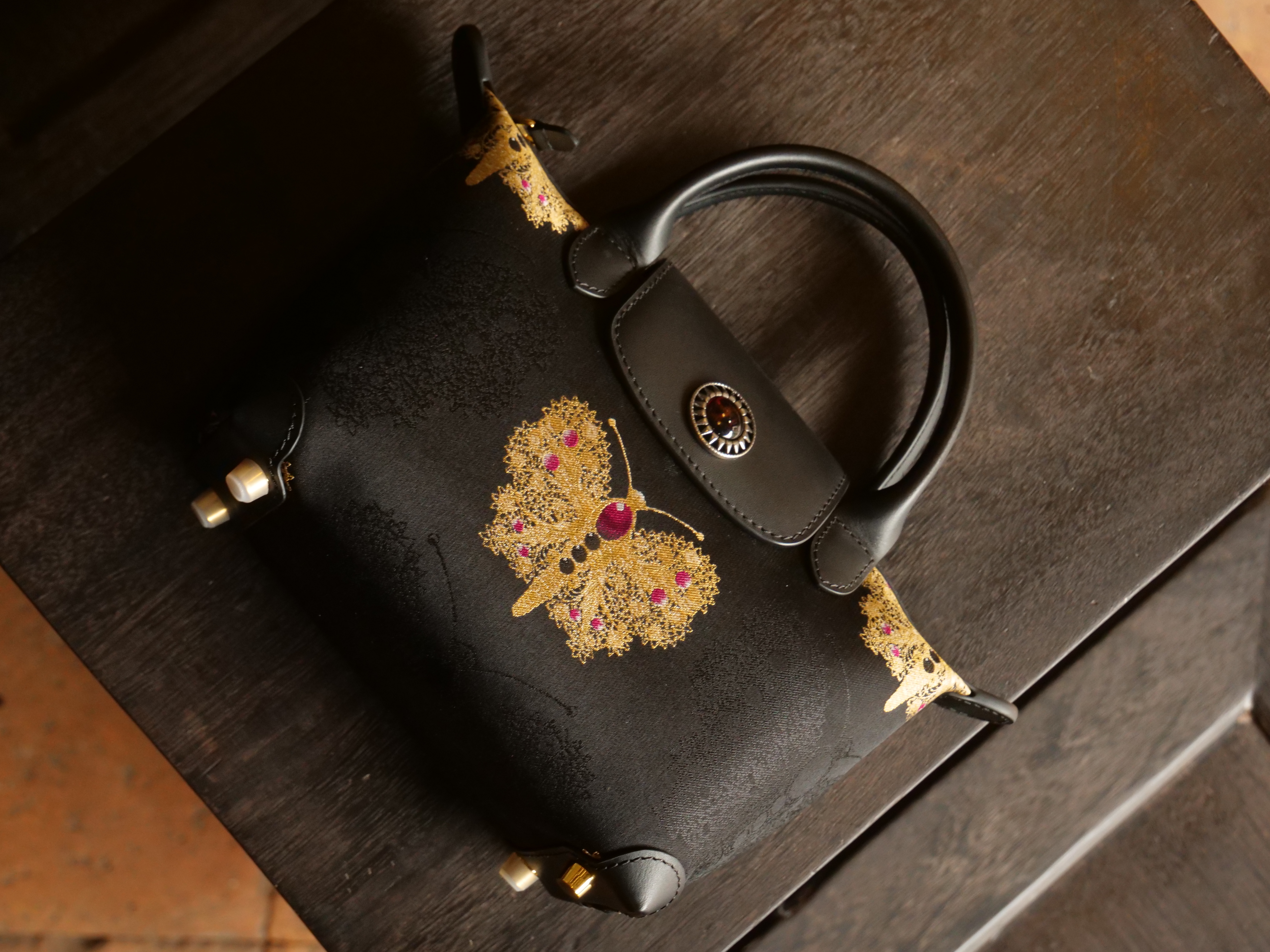 宋錦∞黑金紅蝴蝶牛皮小號手袋。上久楷