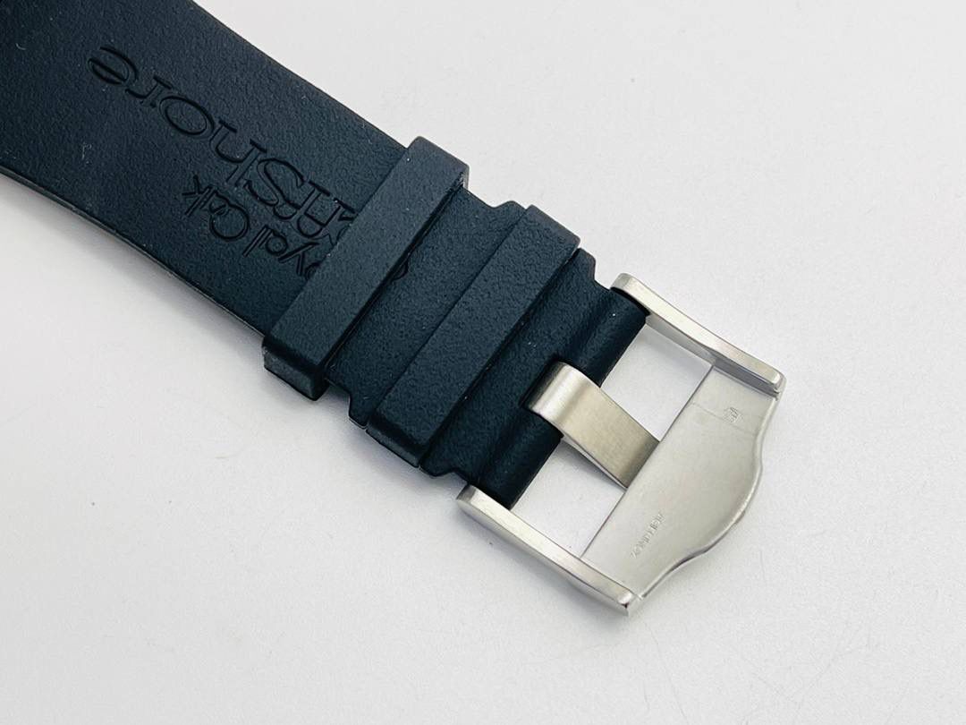 爱彼A P皇家橡树系列水果腕表！ 型号：26703 跑秒计时自动机械男表！搭载原版cal.3124机芯 直径：42MM！ 1⃣️表壳材质选用的904L精钢，经过CNC一次成型锻造了42MM的表径，表壳在经过拉丝工艺多次打磨抛光后做到了无懈可击，包括螺钉也一致还原！ 2⃣️表盘字面格纹错落有致，立体感很强。刻度线粗细程度以及长短均与正品保持一致。条钉时标内部填充超强夜光材料。两组小圆盘对称分布，就像两只小眼睛。盘面内有一圈一圈的放大环，细节处理很到位。 3⃣️橡胶表带表面的磨砂质感很强.采用无味不沾灰尘的进口橡胶，只为提高佩戴的舒适感！ 4⃣️前后玻璃都采用蓝宝石水晶镜面玻璃，镜面通透性也很强。这款腕表采用3124机芯，做到了外观和正品的极其相似，走时精准稳定！