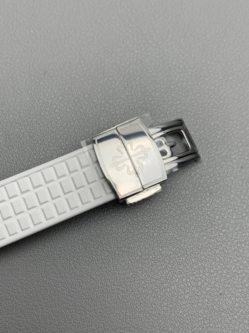 百达翡丽 5067A 手雷 石英女表 ——PPF继续购入原装PP--5067A腕表，独立拆解开模。完美还原PATEK PHILIPPE--5067A全系列石英腕表，带来全网最佳的复刻产品和极致体验。 【表带 扣】 1.采用与原装一致的天然复合橡胶（Tropical）材质，经久耐磨，可抵抗海水侵蚀和紫外线辐射。 2.完美克隆Aquanaut最新表扣，即使在非常细小的拐角处上也做有倒角润饰，确保还原正品般的舒适感。 【表壳】 1.腕表尺寸35.6X7.7mm 圆润的八角形表壳与原装一致，保持着复古的造型和精湛的打磨。 2.旋入式把头设计和实心底盖吻合与原版 3.表圈镶嵌46颗顶级施华洛世奇水晶（共计1克拉） 【机芯】 瑞士石英机芯改PPCal.E23-250芯。走时稳定，续航持久，性价比超高。