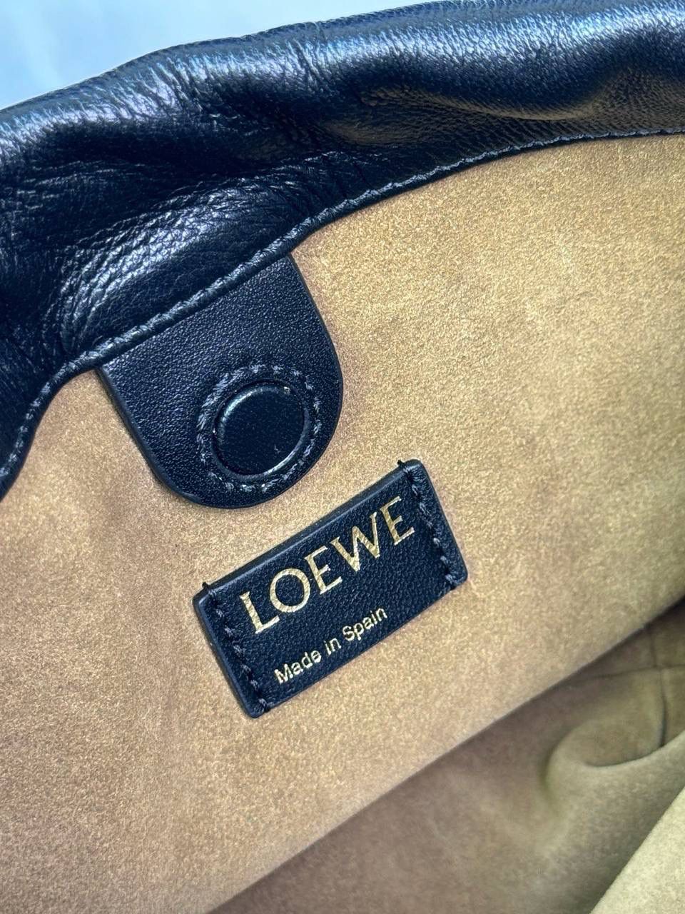 🎈迷你链条款𝙁𝙡𝙖𝙢𝙚𝙣𝙘𝙤 𝙋𝙪𝙧𝙨𝙚羊皮 ——【黑色】 尺寸：𝟐𝟑.𝟓-𝟓-𝟏𝟕𝐜𝐦 编码：062347 👉🏻延续福袋收缩绳褶皱设计，羊皮包身手感细腻柔软❤️ 👉🏻链条肩带➕皮肩带的双肩带设计，时尚百搭，给足了集美们多样化的选择。肩带可拆卸可调节，磁扣开合，正面烫金𝙇𝙤𝙜𝙤，呈现出高贵典雅的视觉感😍 👉🏻独家背景➕独家品质➕独家全套砖柜礼盒套装，市场高端品质皆在我手✌🏻