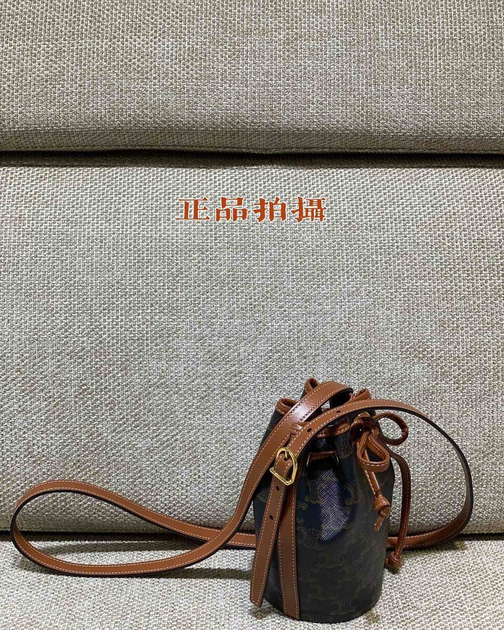 𝐂𝐄𝐋𝐈𝐍𝐄 ♥ 𝐓𝐑𝐈𝐎𝐌𝐏𝐇𝐄 𝐂𝐀𝐍𝐕𝐀𝐒 𝐌𝐈𝐂𝐑𝐎 𝑪𝒆𝒍𝒊𝒏𝒆新推出的超𝒎𝒊𝒏𝒊抽绳水桶包，怎么可以这么可爱啊啊啊❗️真的又Q又萌可爱到爆炸‼️背上身可太洋气了🥳各种凹造型 时髦精上线～ 型号：10H492 尺寸：9*17*9cm