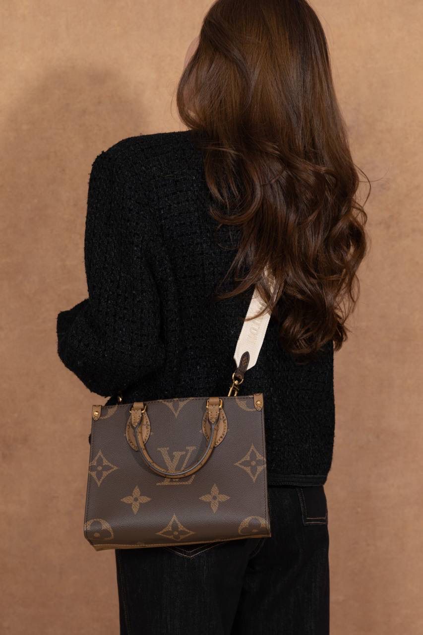LV Onthego🎀 Toron 手柄搭配有品牌字样的提花肩带，风格对比很特别～ 还贴心附上 可拆卸零钱包，放零钱或小东西刚刚好，设计真的很加分👍 ▪️尺寸 25 × 19 × 11.5cm▪️ 大小刚好，不会太大也不会太小，日常出门超适合。 好看又实用，真的要说一句：设计师很懂女生啦～ 😆 这是 2023 早春系列，独家品质，这一季真的一定要选它！ 小号手袋把 Monogram + Monogram Reverse 拼在一起，再加上 Monogram Giant 图案，整体超有时尚感，怎么看都高级✨