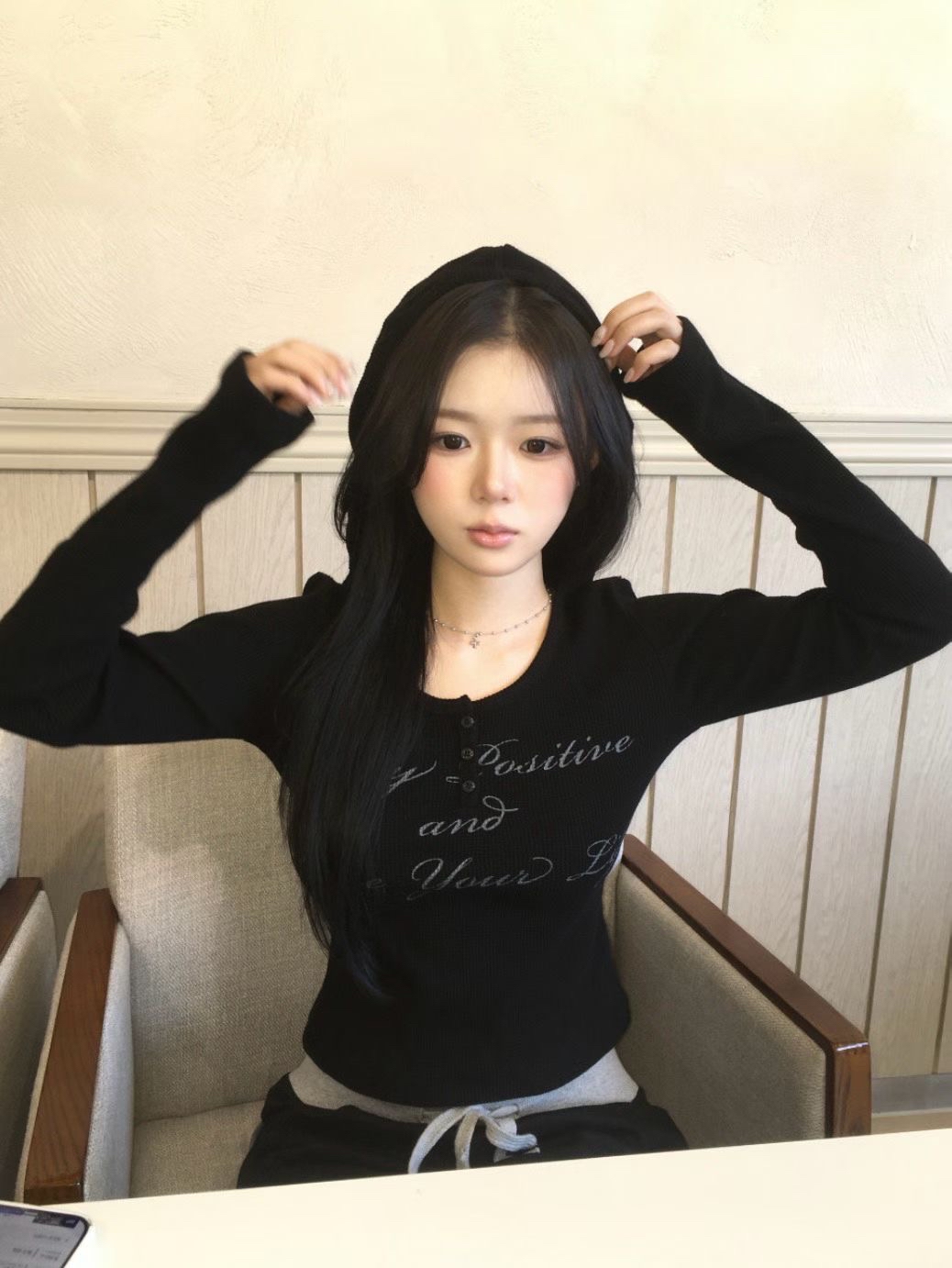 【 ♪行走的時尚女孩🖤隨性風～窩夫紋理質感！文字連帽修身上衣🕶️✨ 】Stay Positive Waffle Top(三色入)  