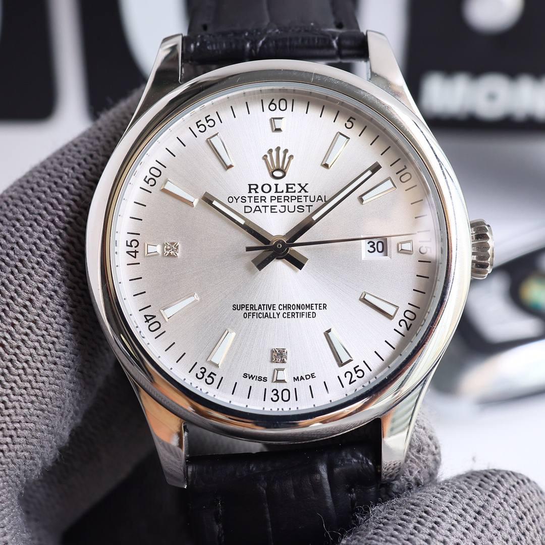 最新爆款主推 劳力士【ROLEX】男士腕表 采用独特的表盘设计 搭配夜光钉而来的是更高档奢华的劳力士， 初识劳力士必憧憬有朝一日能拥有它，戴上劳力士必顺风顺水必发达，你值得拥有，欢迎评鉴！！ 机芯：搭配全新进口机芯8215（零返修） 尺寸：40x10mm🥇 镜面：蓝宝石玻璃永不刮花 材质：316L精钢表壳 动力：储存48小时 防水深度：100米🥈 🥉 意大利小牛皮带！！