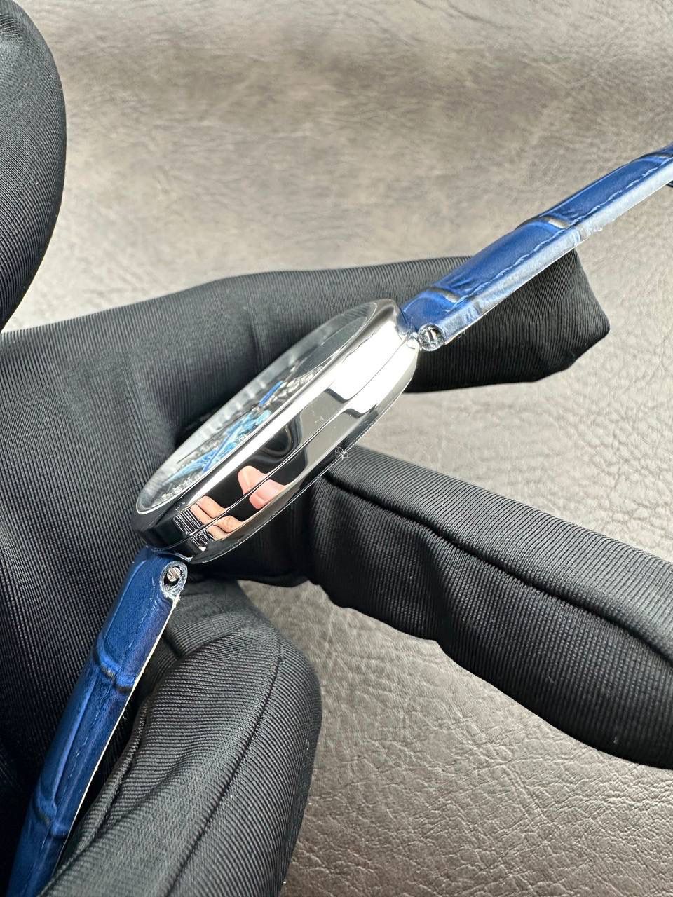 PP➕ Factory2025新品首发｜百达5738系列 68克配重版 复刻经典，更胜经典——GOLDEN ELLIPSE 黄金椭圆腕表重磅登场！ ✅ 黄金分割美学重塑：遵循1:1.6181经典比例，34.5MM×39.5MM椭圆表径搭配7.7MM纤薄厚度，复刻古典韵味与佩戴舒适度。 ✅ 316L精钢表壳：介于圆形与矩形之间的别致椭圆轮廓，还原原版线条张力，质感细腻出众。 ✅ 3D立体云贝母表盘：专属浮雕打印工艺，折射神秘深邃光泽，告别市面暗淡平庸款，上手自带高光。 ✅ 定制进口小牛皮表带：21X16尺寸对版原配，搭配同型椭圆表扣，与表壳设计遥相呼应，贴合手腕更显格调。 ✅ 9015精准机芯：走时稳定精准，兼顾实用性与耐用性，日常佩戴无压力。 PP➕不做“远观款”，只为呈现最接近原版的真实佩戴体验——从细节质感 to 上手触感，每一处都经得起近距离审视，让经典韵味在腕间完美延续！