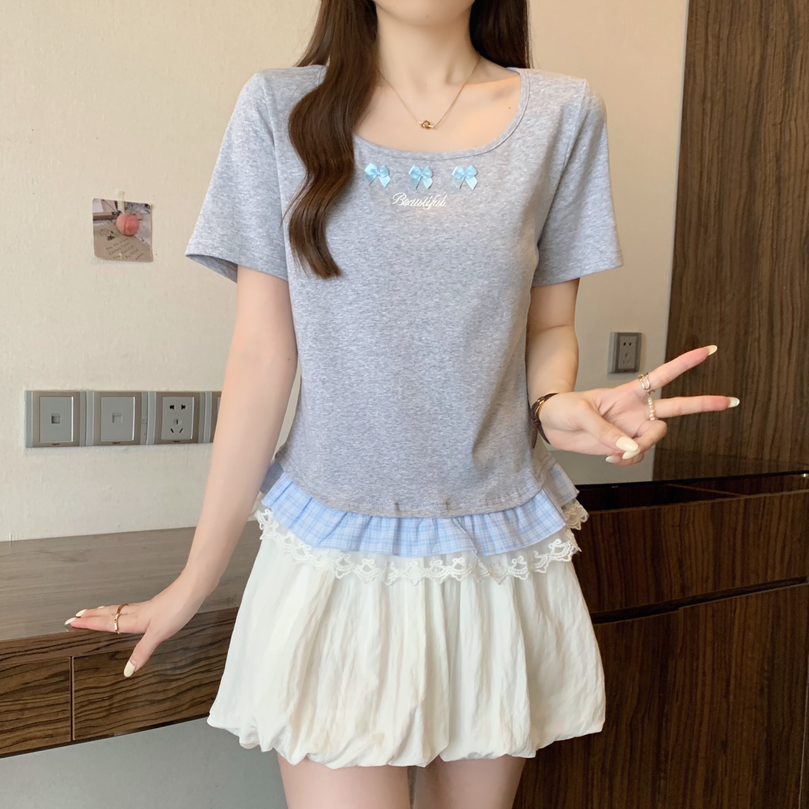 B301(80040) 韩系芭蕾风领边BEAUTIFUL三蝴蝶结下摆格纹荷叶蕾丝3色上衣