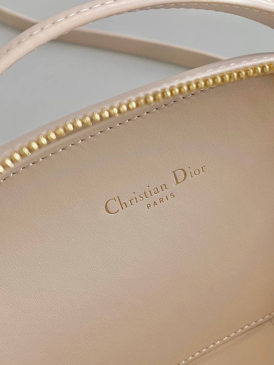 🈶焦糖米色 𝗗𝗜𝗢𝗥 𝗦𝗶𝗴𝗻𝗮𝘁𝘂𝗿𝗲 椭圆相机包 全新系列一出直接萌翻天，很难不火 通常在金属包扣或链条装饰的CD字母 这次当了回主角，直接放大像极了猪鼻子 压印浮雕质感和字母的立体弧度，好高级 成了包身上一眼就能看到的重点元素 手拎俏皮可爱，出席晚宴也非常的优雅 斜挎随性灵动啊，别具一格独树一帜，都去冲 18×11×6.5cm，#8121m