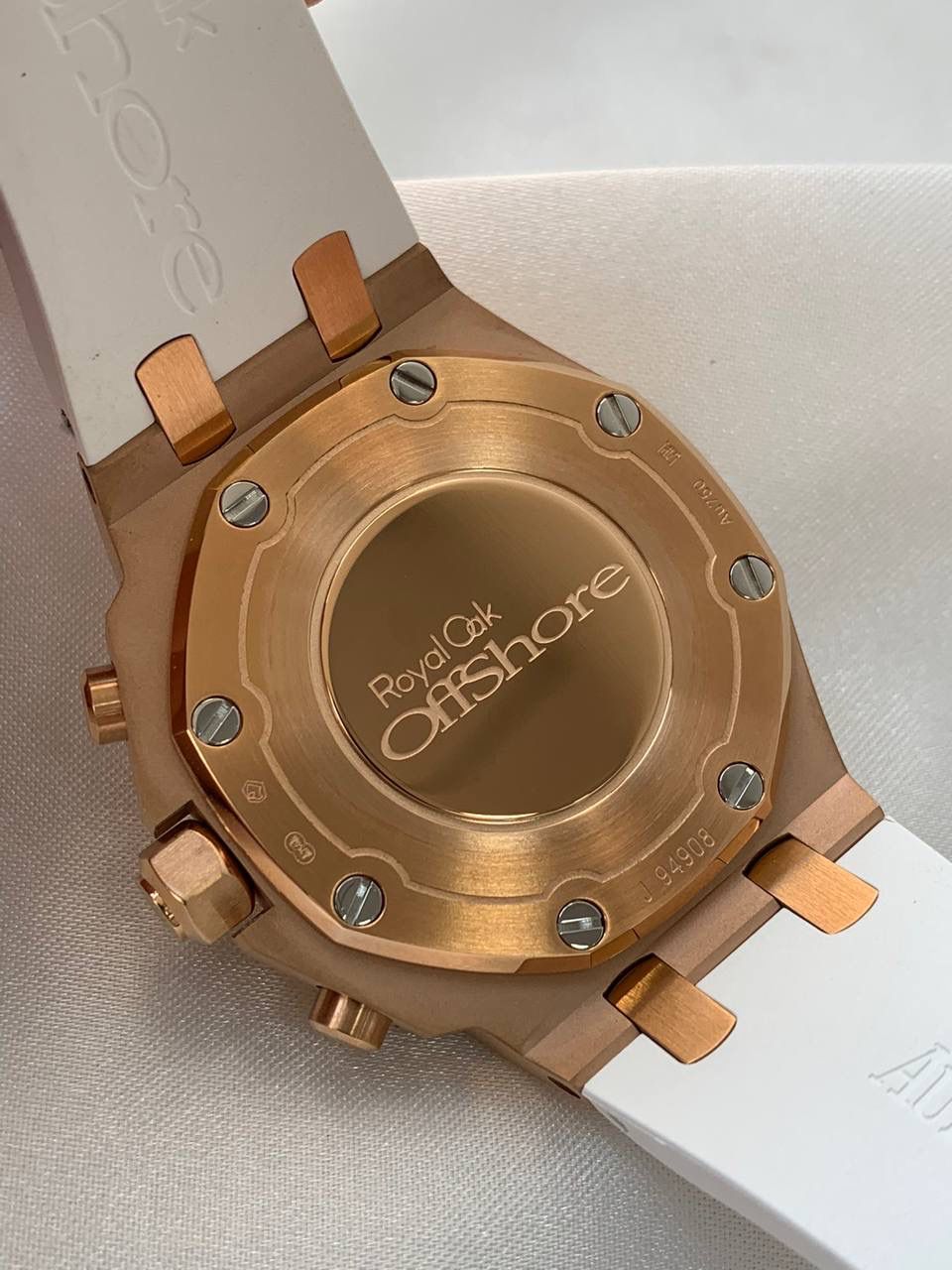 爱彼女款、小红书爆款，喜欢大表盘的女生、必备款，表盘37MM、蓝宝石防刮花玻璃，316精钢表壳、纯手工镶嵌32颗莫桑钻、搭配瑞士多功能石英机芯精准走时，表带采用进口橡胶工艺，佩戴舒适不过敏、折叠扣设计，佩戴便捷，数量有限，先到先得，多种色系，穿搭任选！