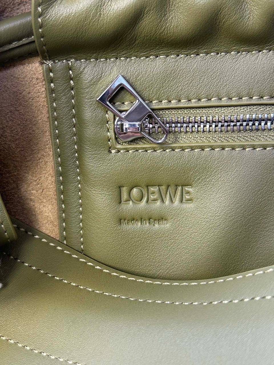 【全皮橄榄色】 𝙇𝙤𝙚𝙬𝙚 𝙁𝙡𝙖𝙢𝙚𝙣𝙘𝙤 𝙎𝙖𝙩𝙘𝙝𝙚𝙡 福袋款邮差包 ➕刺绣🅾️字母宽肩带 编码：062404 尺寸：𝟑𝟒-𝟏𝟐-𝟐𝟒𝐜𝐦 新款以经典福袋收缩打结为元素，采用内部麂皮➕外部进口小牛皮➕刺绣字母宽肩带的精致搭配打造全新升级款邮差包🅰️，可斜挎、肩背和手提，超大容量满足日常所需🎈