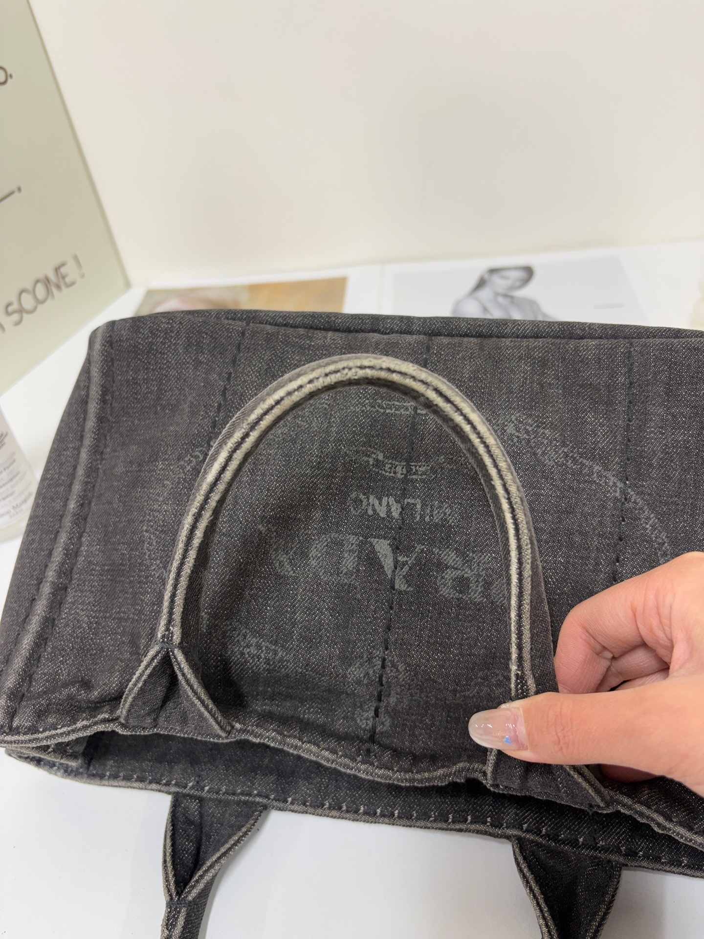 【預訂貨品】Prada黑色牛仔沙灘包