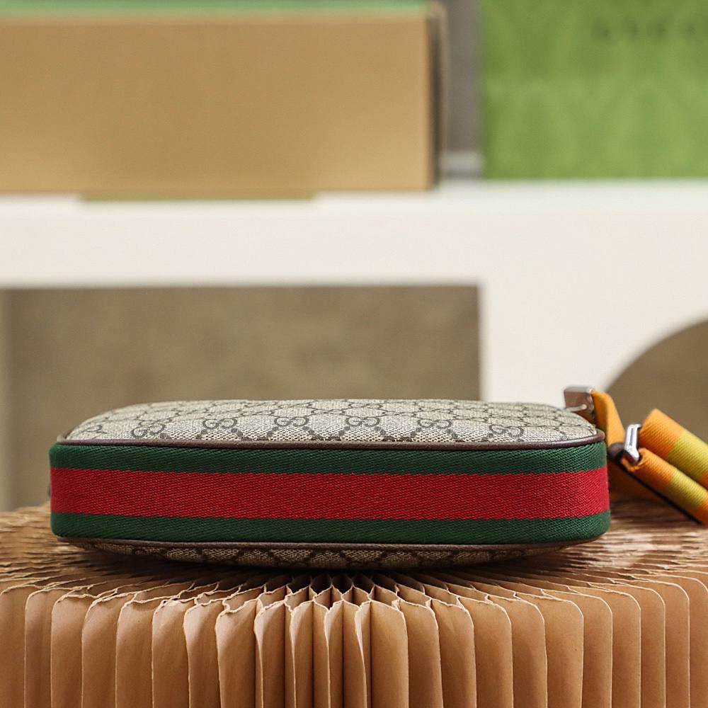 𝐀𝐓𝐓𝐀𝐂𝐇𝐄牛角包 #699409#原厂皮 ▪️尺寸：23*22*5cm▪️ 𝐀𝐭𝐭𝐚𝐜𝐡𝐞新品牛角包🥐 真的是复古潮流的代言词， 三种背法轮回时尚的高颜值，解锁潮流密码， 𝐆型金属扣化身，尽显不拘一格的双重属性， 自由更换皮肩带和织袋的肩带使用，展示多面风格迥异，超酷牛角的高颜值，必入款！🎀🌙