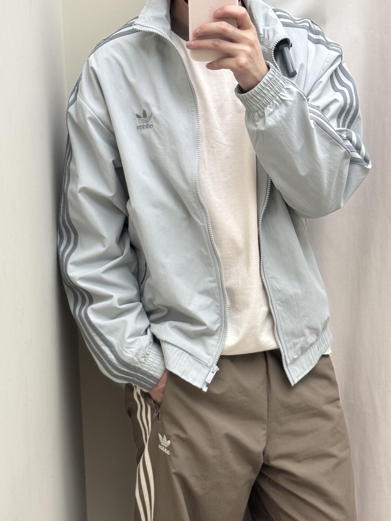 $128件。2件起$120件。Adidas韓系學院風外套