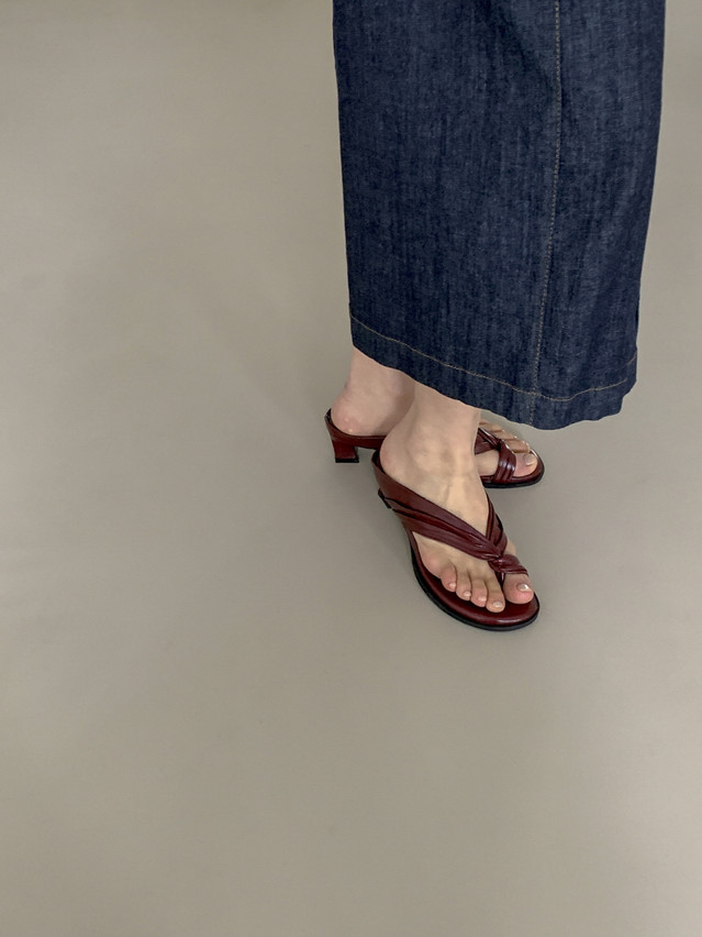 Toe loop sandals 