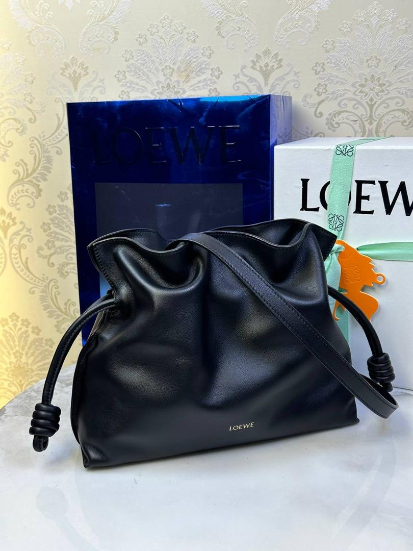 全新升级—𝙁𝙡𝙖𝙢𝙚𝙣𝙘𝙤出货啦✅ ❤️升级版福袋正面新增品牌烫金𝙇𝙤𝙜𝙤代替压印𝙇𝙤𝙜𝙤，肩带加宽同时增加两侧狗扣五金代替原本皮穿扣肩带，精致又便捷🥰 ❤️独家定制皮料五金，小牛皮皮质手感十分柔软且耐用，肩带🉑拆卸🉑调节，多种背法任你选择，容量超大，日常出行必备😍 ❤️独家品控，完全对版细节，全套礼盒🎁包装给你满满的仪式感🥰 中号尺寸：𝟑𝟎-𝟐𝟒.𝟓-𝟏𝟎.𝟓𝐜𝐦 款号：052028黑色