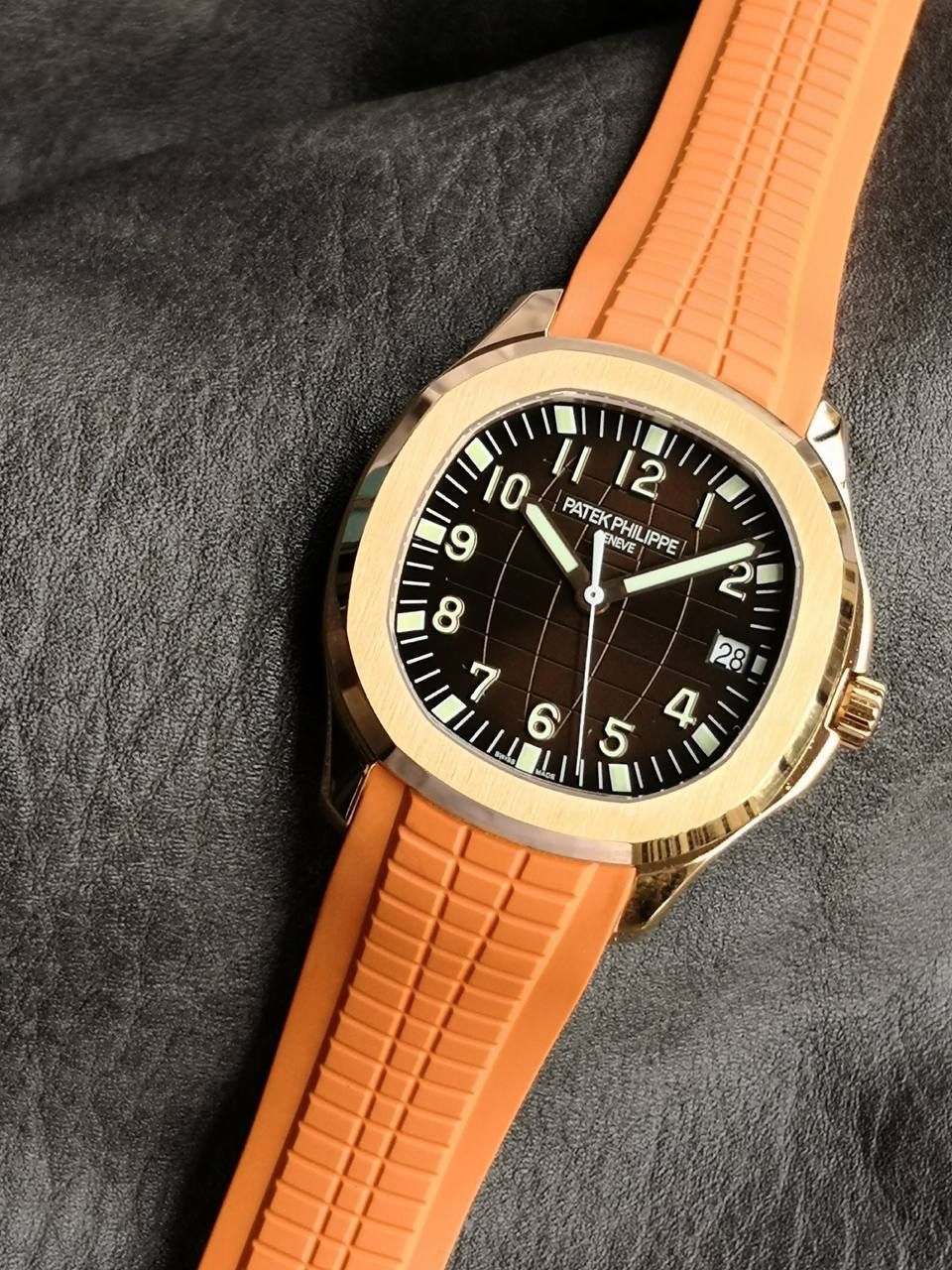 🌐百达翡丽AQUANAUT系列5167R-001腕表，红金表壳搭配橙色天然橡胶表带，深棕色表盘，搭载Cal.324 S C型自动机械机芯（编码26-330），40毫米。🌐