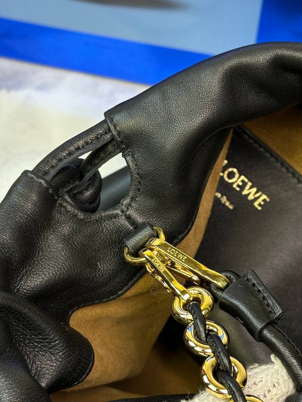 🎈链条款𝙁𝙡𝙖𝙢𝙚𝙣𝙘𝙤 𝙋𝙪𝙧𝙨𝙚水桶羊皮 ——【黑色】 尺寸：𝟑𝟐-𝟏𝟕-𝟐𝟒𝐜𝐦 编码：062406 👉🏻延续福袋收缩绳褶皱设计，全新推出水桶造型，羊皮包身手感细腻柔软❤️ 👉🏻链条肩带➕皮肩带的双肩带设计，时尚百搭，给足了集美们多样化的选择。肩带可拆卸可调节，磁扣开合，正面烫金𝙇𝙤𝙜𝙤，呈现出高贵典雅的视觉感😍 👉🏻独家背景➕独家品质➕独家全套砖柜礼盒套装，市场高端品质皆在我手✌🏻