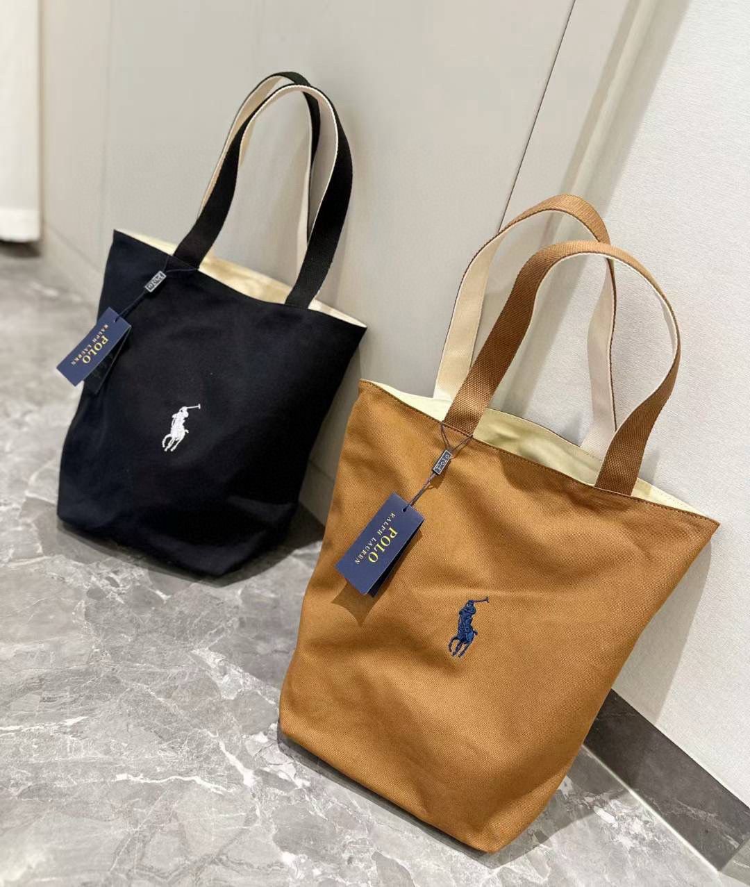 $115隻。2隻起$105隻。RL Polo雙面帆布托特包