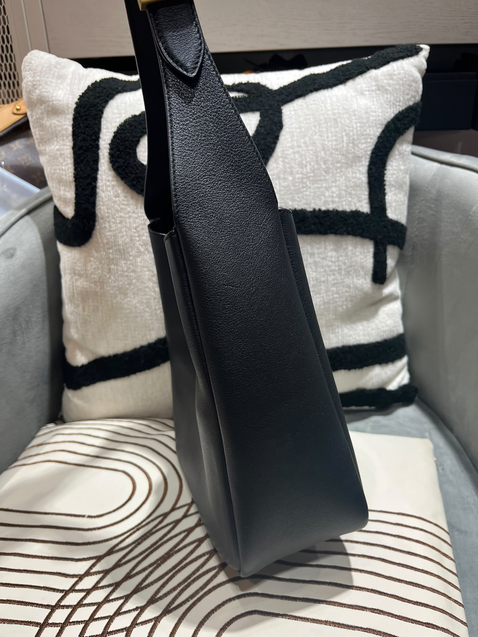 Saint Laurent Le 5 à 7 Supple Small Hobo 100%Authentic,98%New✅Dust bag 
