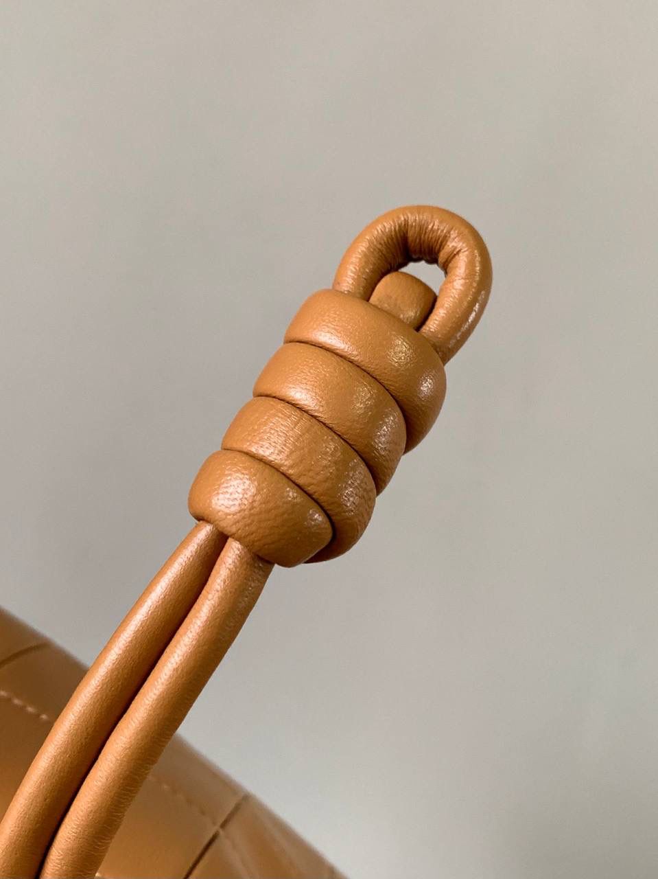 🎈褶皱羊皮福袋 —【👉🏻中号棕色到货】 编码：052028 尺寸：𝟑𝟎-𝟐𝟒.𝟓-𝟏𝟎.𝟓𝐜𝐦 ✅新款福袋采用进口纳帕小羊皮经过手工裁剪、缝合和缝制而成，🉑拆卸🉑调节肩带，多样化背法，容量超大，手感超舒适👍 ✅独家品质，对版细节，全套礼盒🎁给你满满的仪式感👍