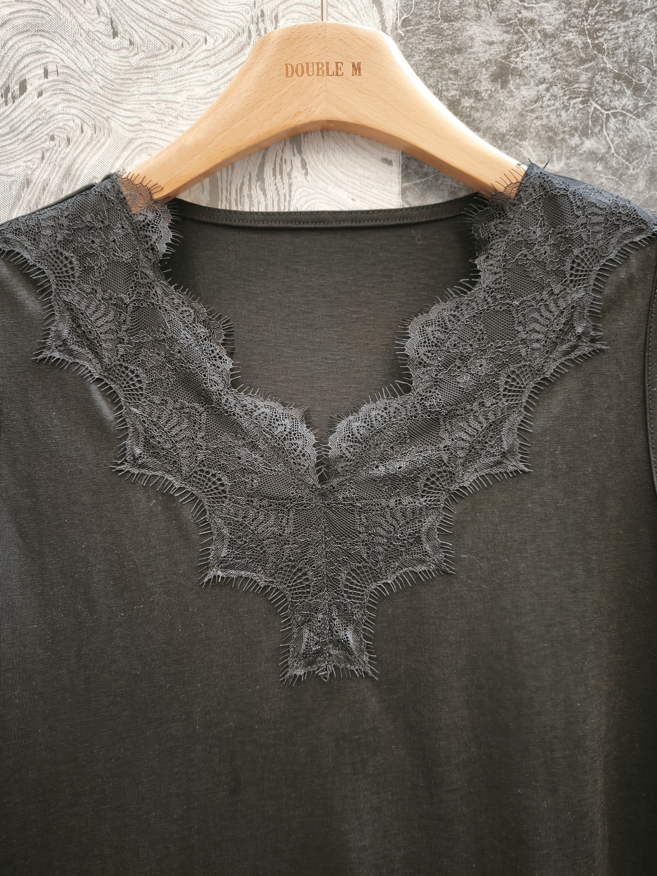 百搭蕾絲V領打底