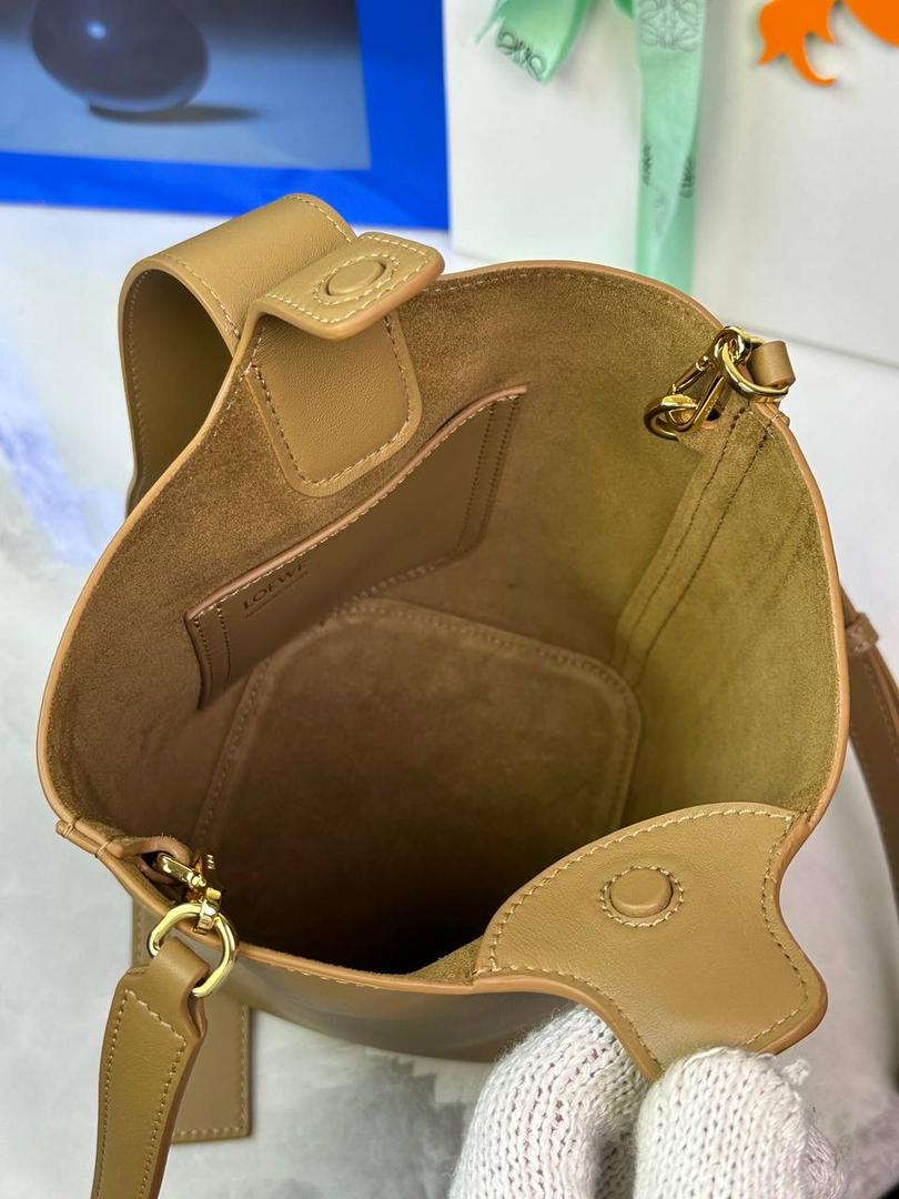 ♥️𝙈𝙞𝙣𝙞 𝙋𝙚𝙗𝙗𝙡𝙚 𝘽𝙪𝙘𝙠𝙚𝙩 ——【橡木棕】 尺寸：𝟏𝟔-𝟏𝟔-𝟗.𝟓𝐜𝐦 编码：062339 【配全套礼盒】 🎈标志性Anagram鹅卵石点缀，配以纯粹简约线条以及瞩目设计风格，诠释全新𝙋𝙚𝙗𝙗𝙡𝙚手袋👜 🎈自带一根🉑拆卸🉑调节的肩带，一包多背，多样化风格，秀场大放异彩😀内里容量超大，日常实用性强👌 🎈配全套专柜礼盒🎁，给你满满的仪式感👀